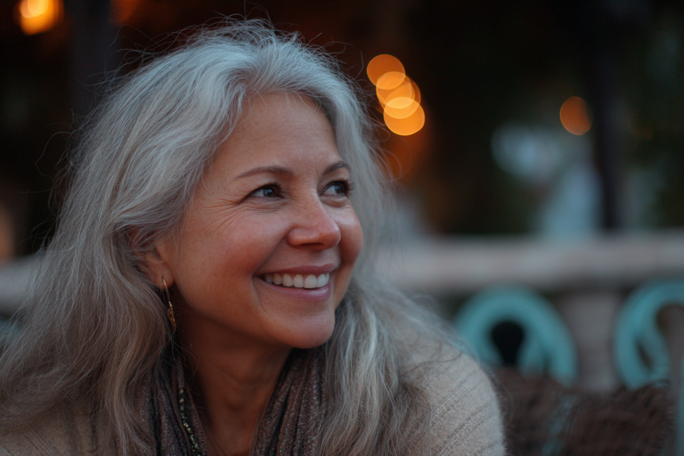 Una mujer mayor sonriendo | Fuente: Midjourney