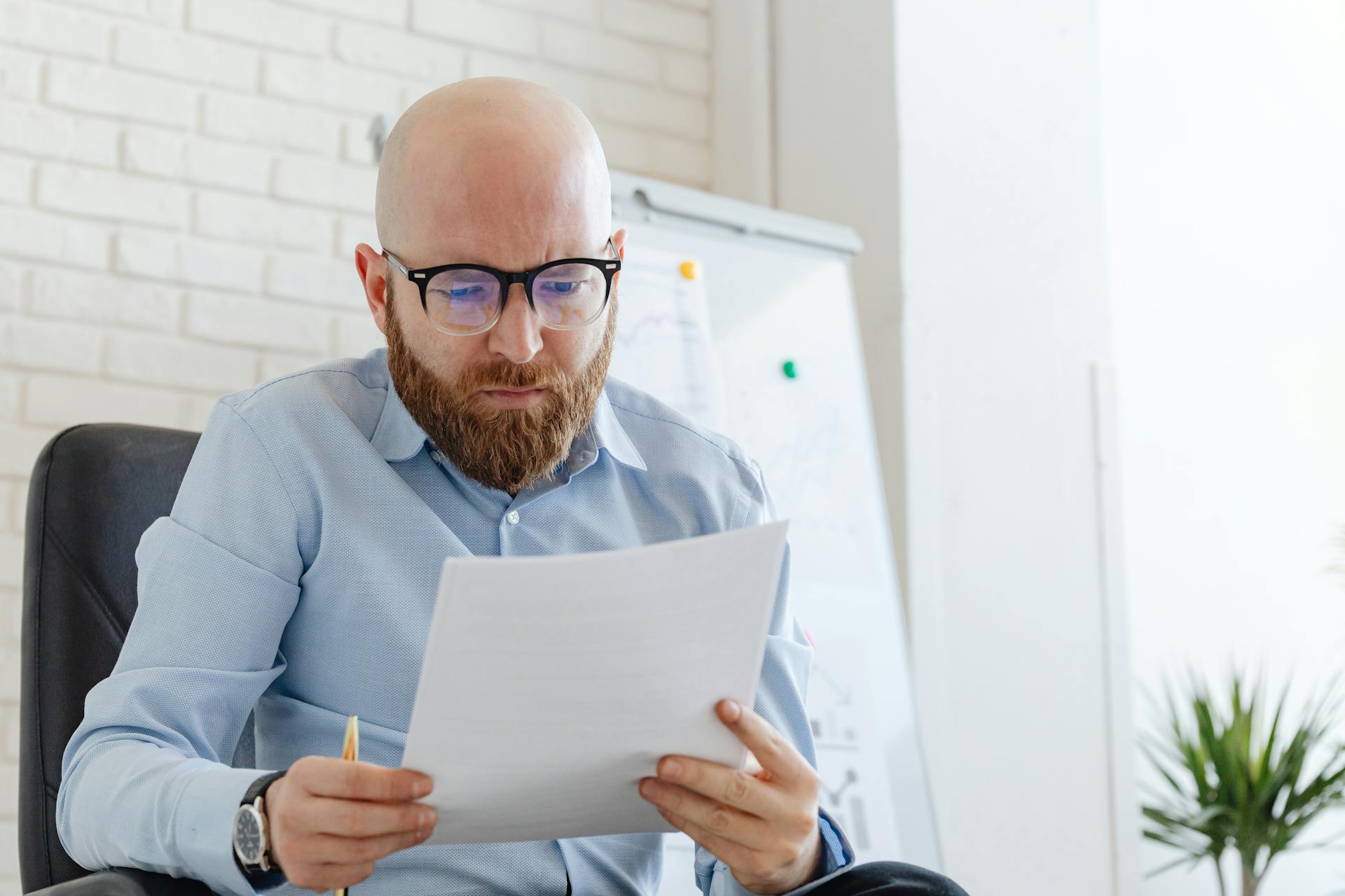 Un hombre en su oficina | Fuente: Pexels