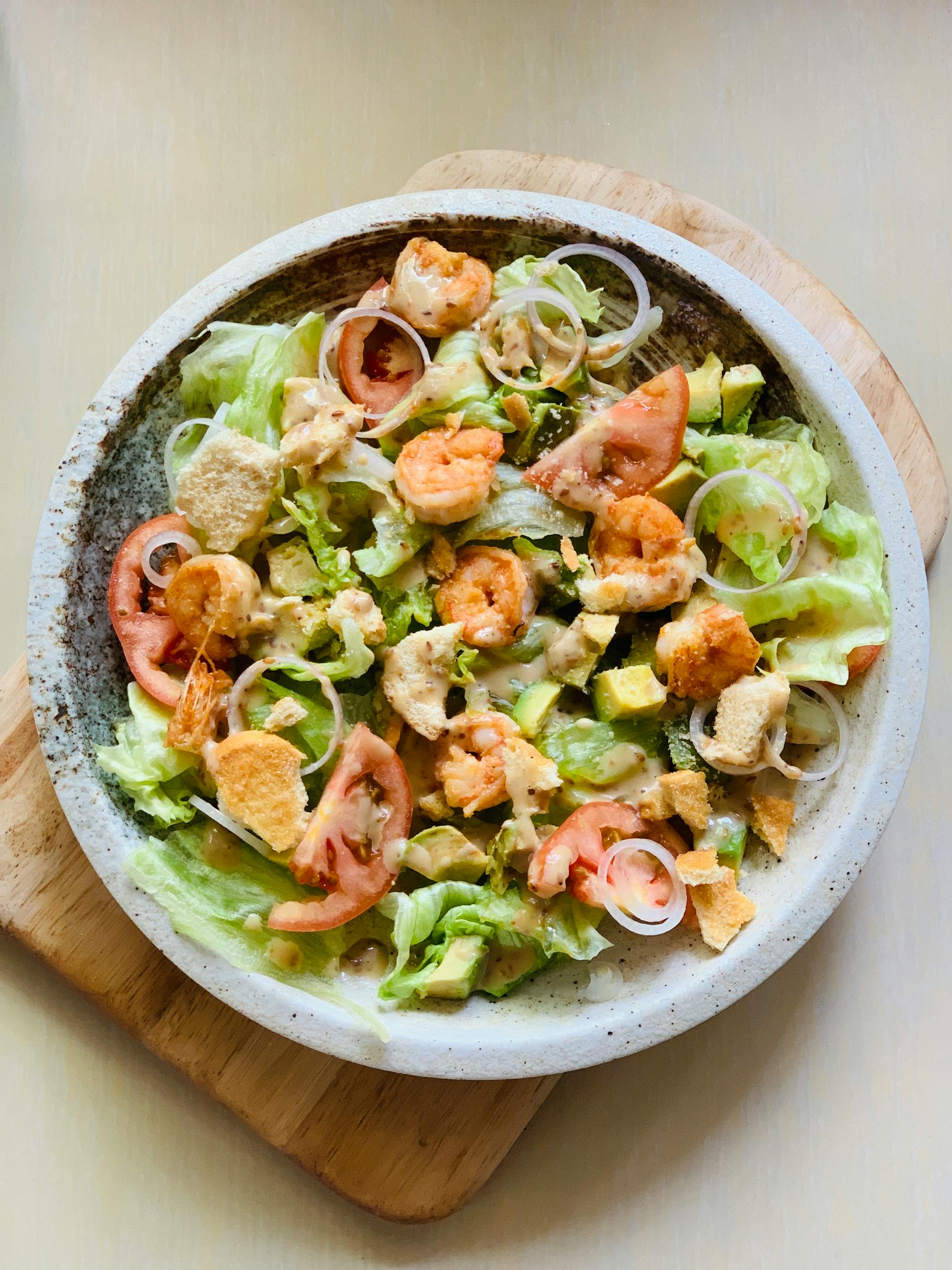 Una ensalada con gambas y verduras | Fuente: Pexels
