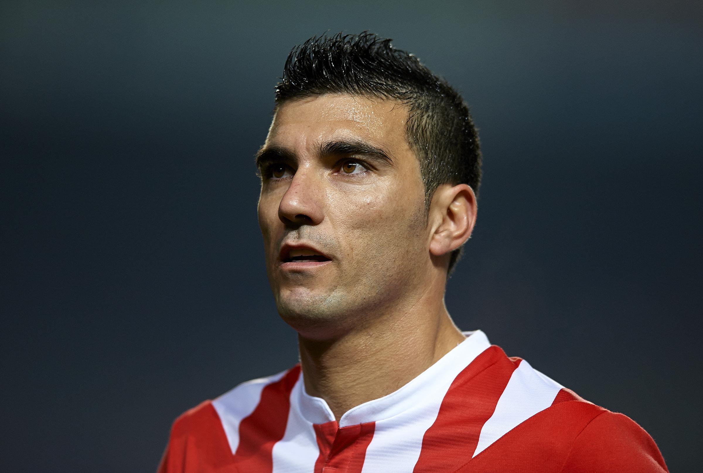 José Antonio Reyes, del Sevilla, observa durante el partido de Liga entre el Elche FC y el Sevilla FC en el Manuel Martínez Valero el 11 de enero de 2014 en Valencia, España. | Fuente: Getty Images