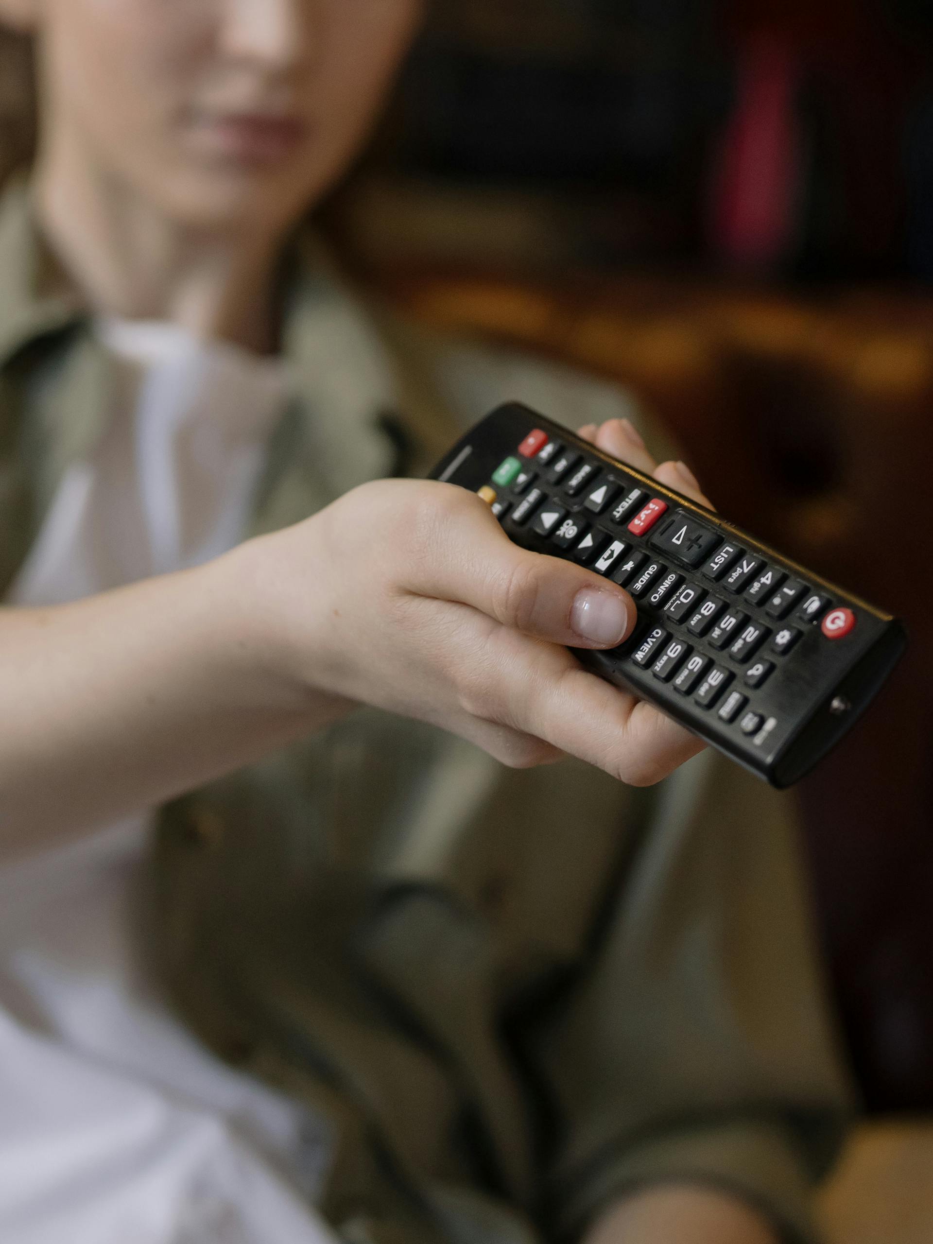 Un hombre viendo la tele | Fuente: Pexels