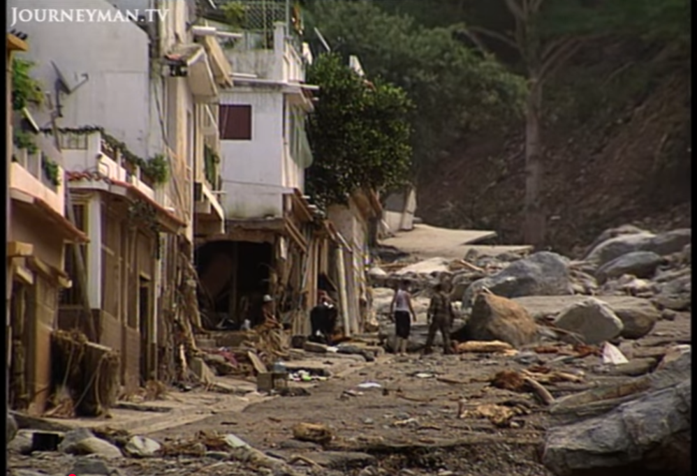 Millones de personas perdieron sus hogares en la tragedia de Vargas, en Venezuela, en el año 1999. | Fuente: YouTube/Journeyman Pictures.