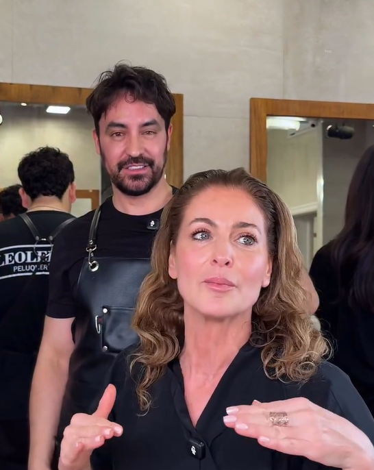 Karina Mazzocco conversa con su estilista sobre el corte que quiere realizarse | Fuente: Instagram/karinamazzocco