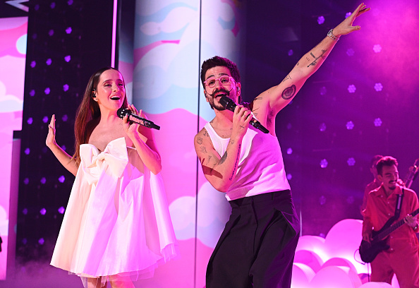 Evaluna Montaner y Camilo se presentan en el escenario durante la 36.ª edición de Premio Lo Nuestro de Univision en el Kaseya Center el 22 de febrero de 2024 en Miami, Florida | Fuente: Getty Images