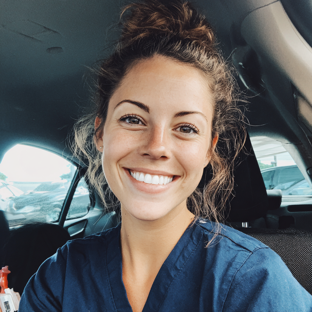 Una enfermera sonriente sentada en un automóvil | Fuente: Midjourney