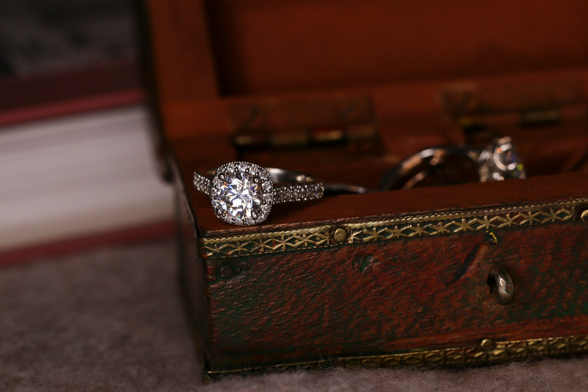 Joyas en una caja de madera | Fuente: Unsplash