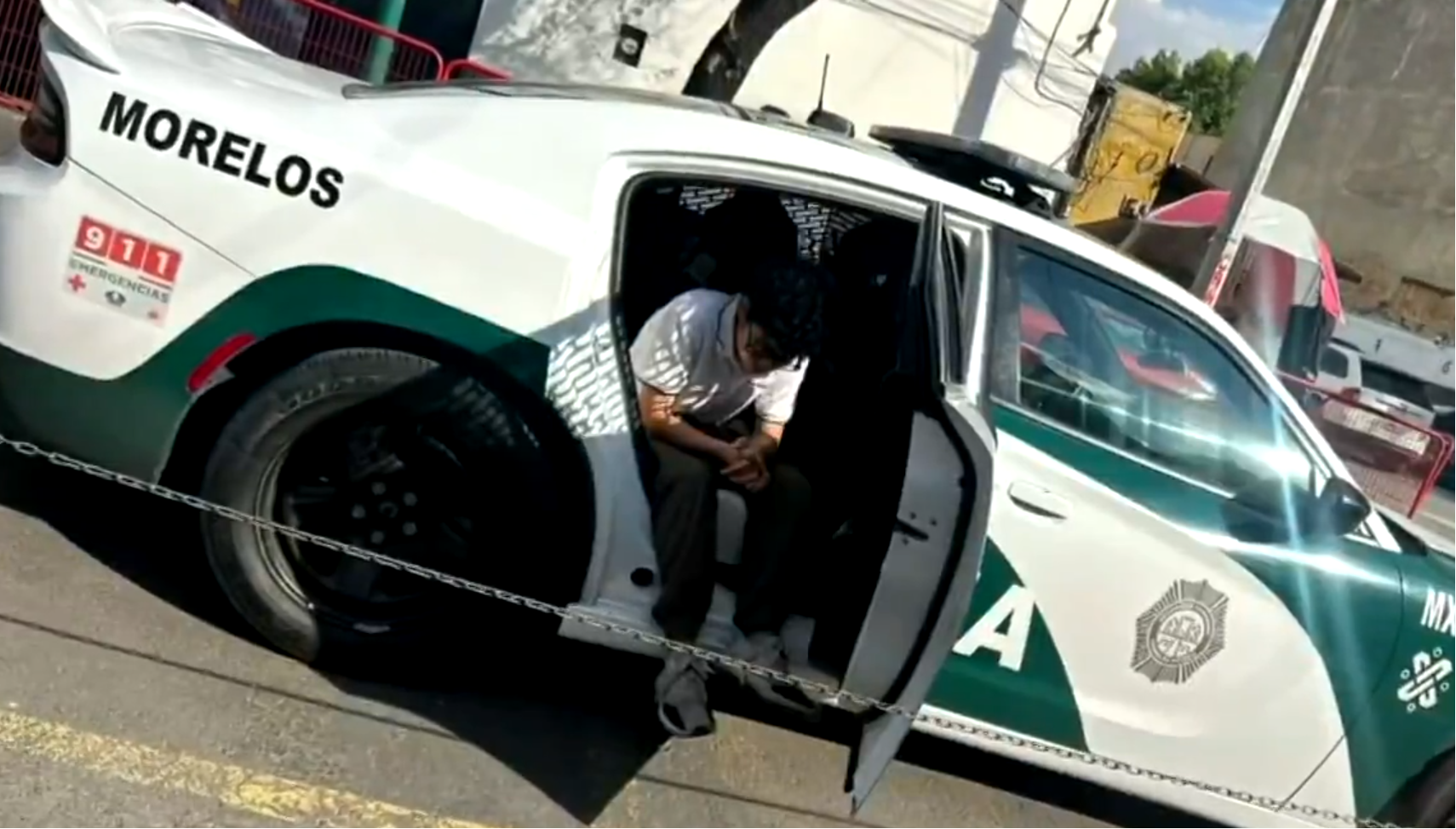 Lucio "N", de 19 años, padre del bebé abandonado, en una patrulla de la policía | Fuente: X/nacholozano