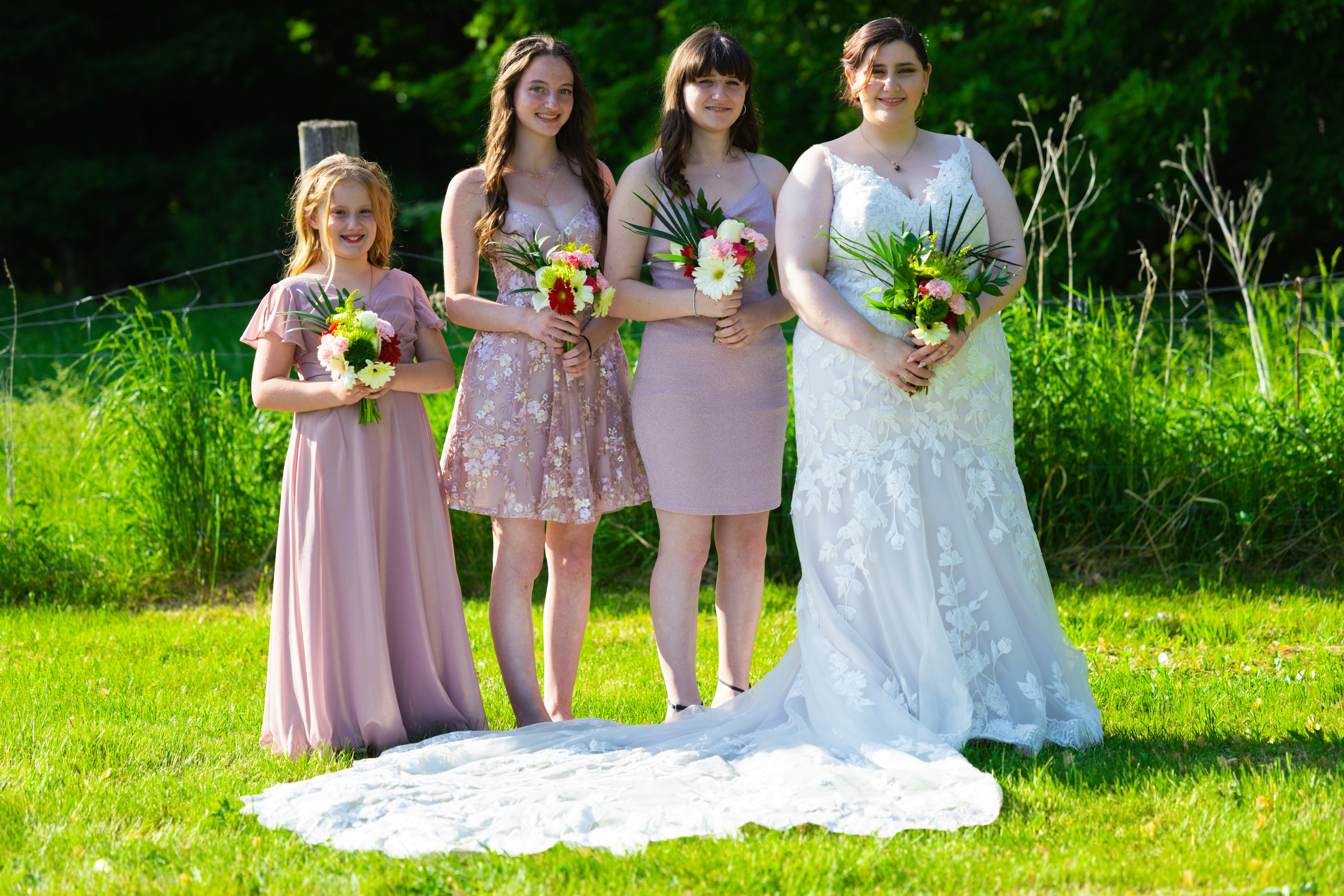 La novia y damas de honor haciendo una sesión de fotos | Fuente: Unsplash