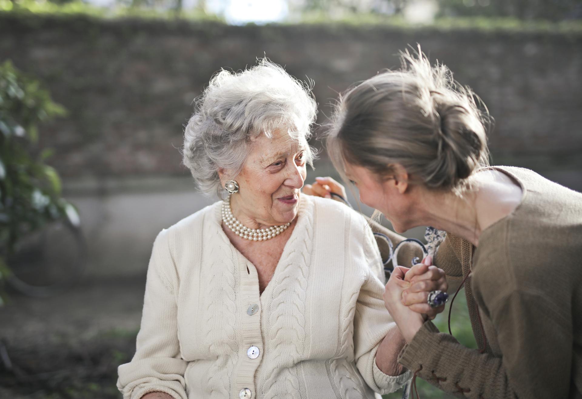 Una abuela sonríe mientras habla con su nieta | Fuente: Pexels