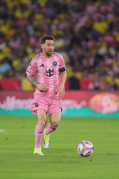 Lionel Messi, del Inter Miami, controla el balón durante un partido amistoso entre Barcelona SC e Inter Miami en el Estadio Monumental Isidro Romero Carbo, el 7 de febrero de 2026, en Guayaquil, Ecuador | Fuente: Getty Images