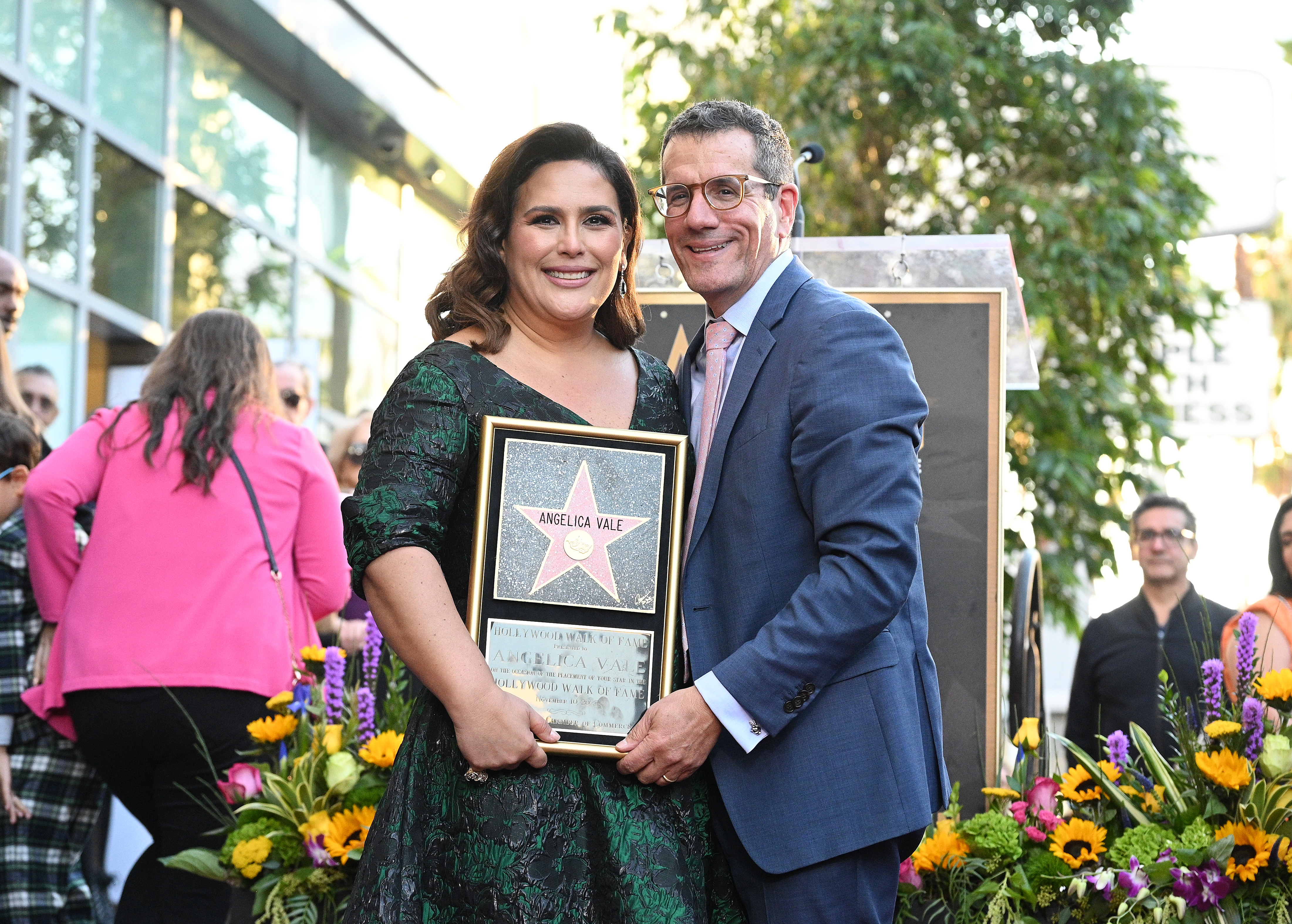 Angélica Vale y Otto Padrón en la ceremonia donde Angélica Vale recibió una estrella en el Paseo de la Fama de Hollywood el 10 de noviembre de 2022 en Los Ángeles, California. | Fuente: Getty Images