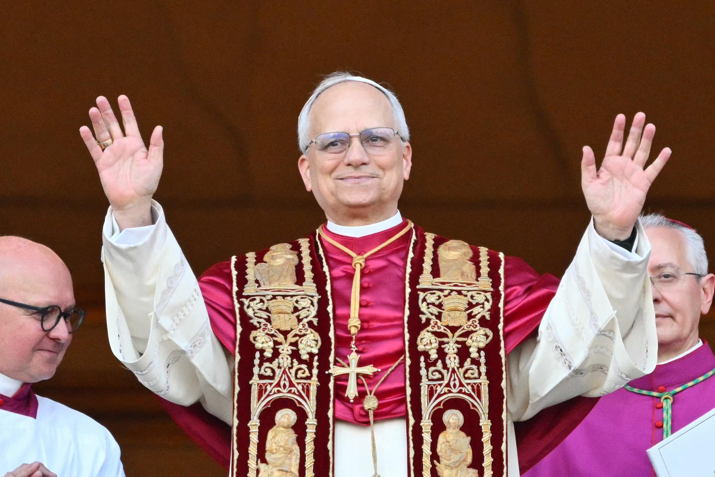 El papa León XIV, Robert Prevost llega al balcón principal de la logia central de la Basílica de San Pedro por primera vez el 8 de mayo de 2025 | Fuente: Getty Images