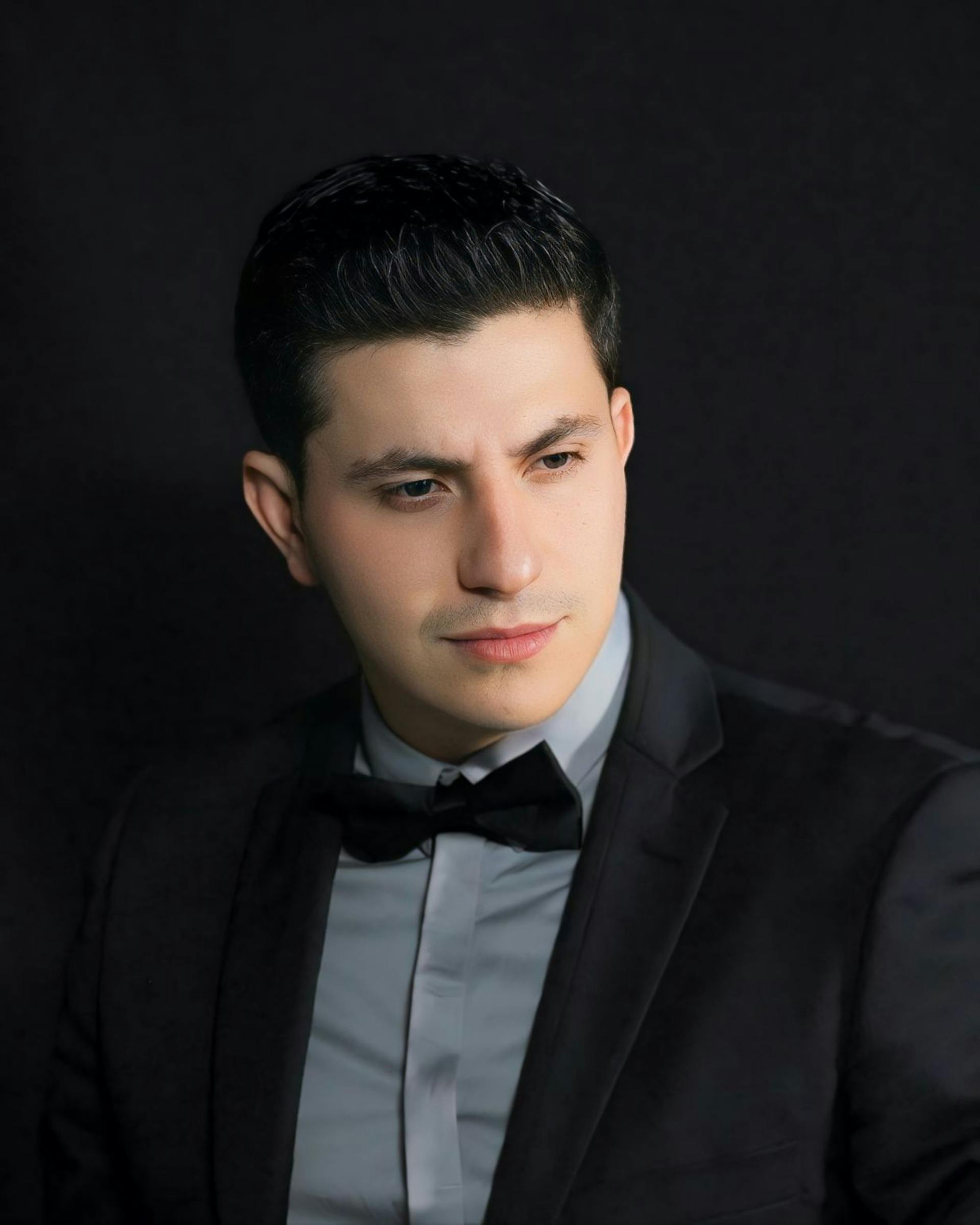 Un hombre trajeado desviando la mirada | Fuente: Pexels