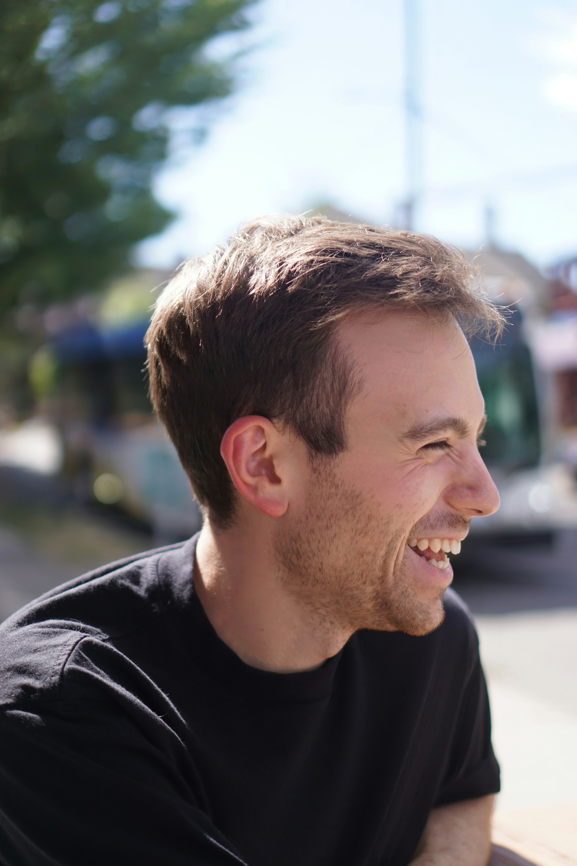 Un hombre sonriente | Fuente: Unsplash