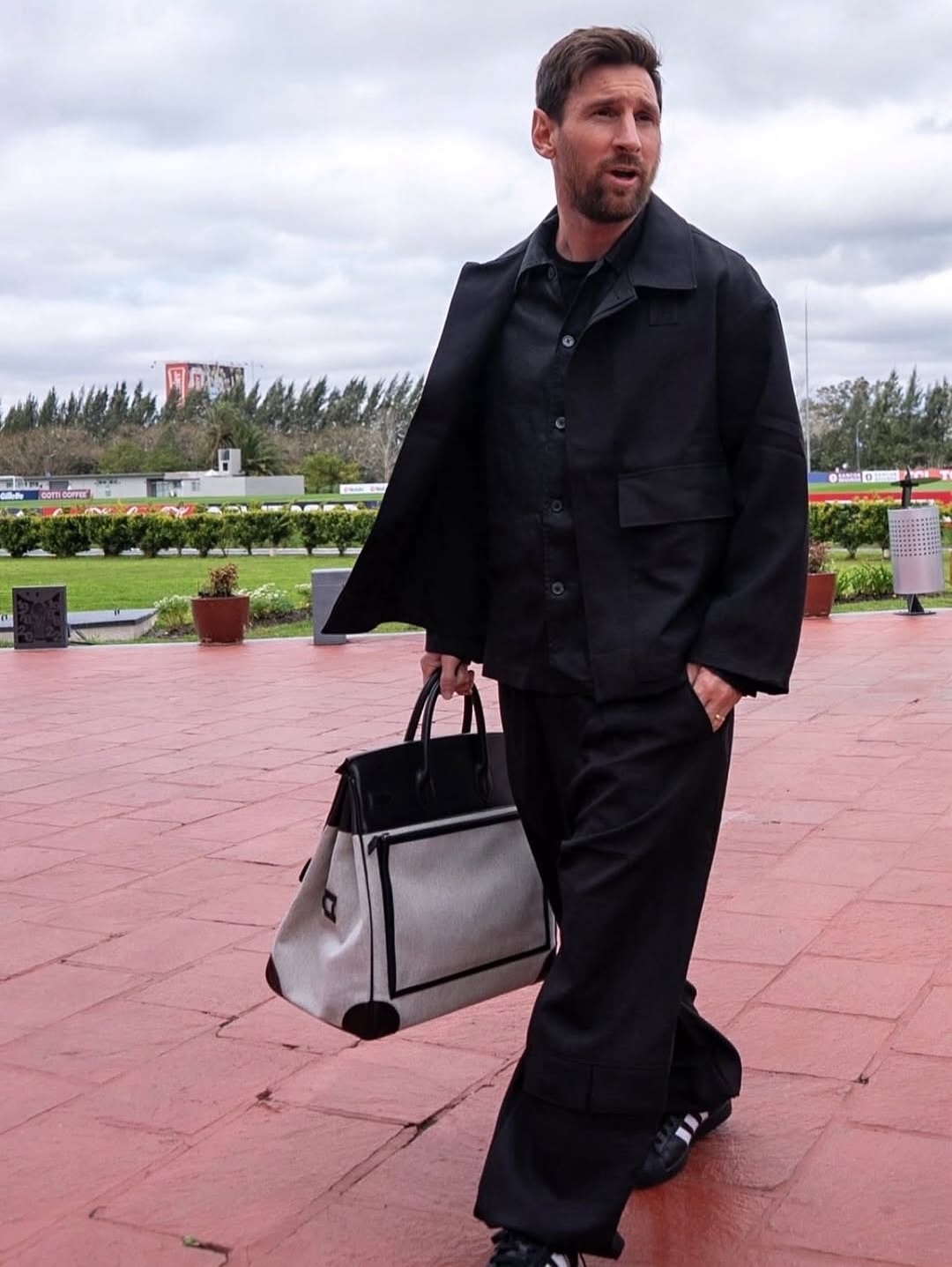 Lionel Messi usando un bolso Hermès Birkin. | Fuente: Instagram/hidden.ny