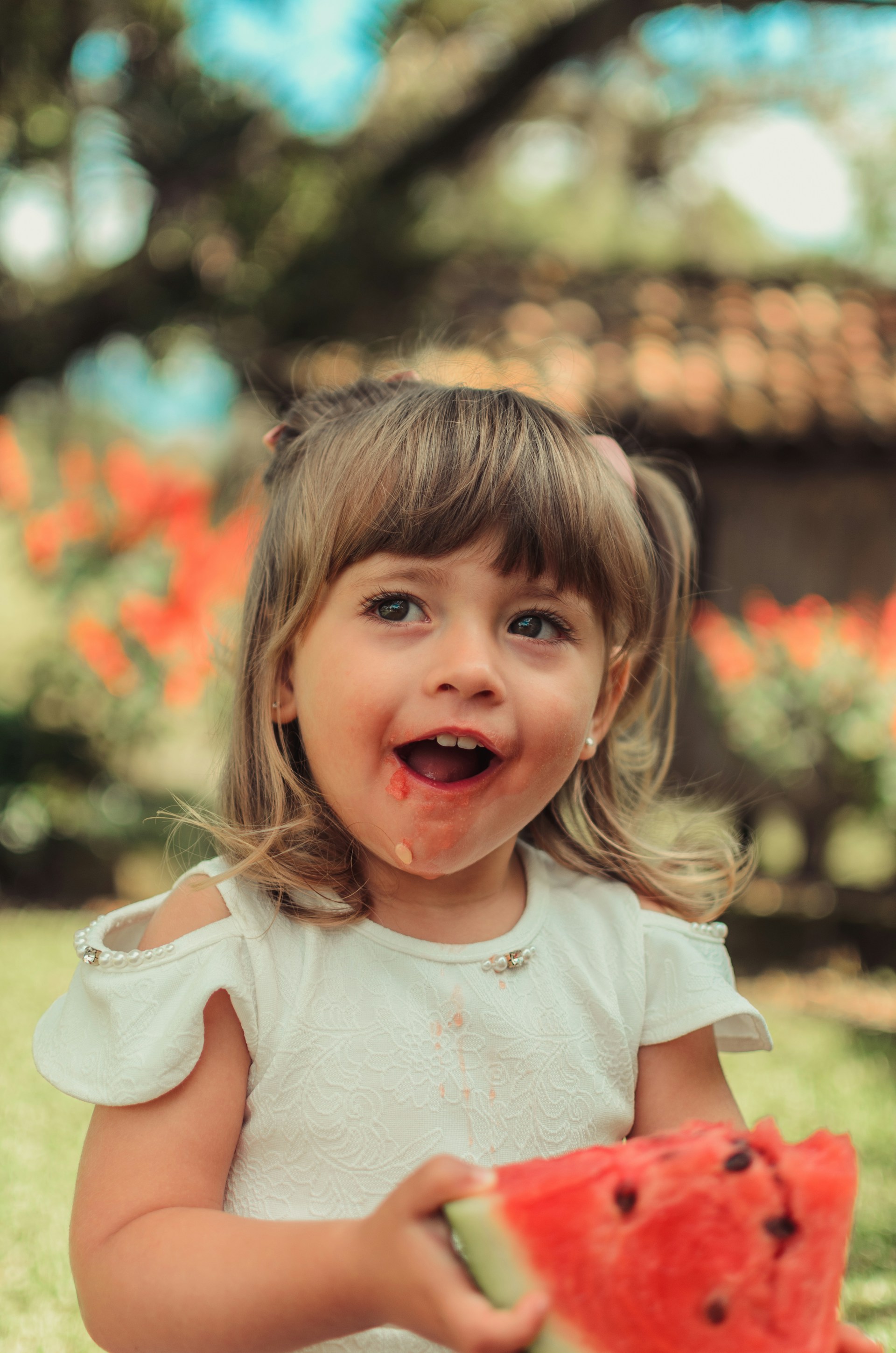 Una niña encantada comiendo sandía | Fuente: Unsplash