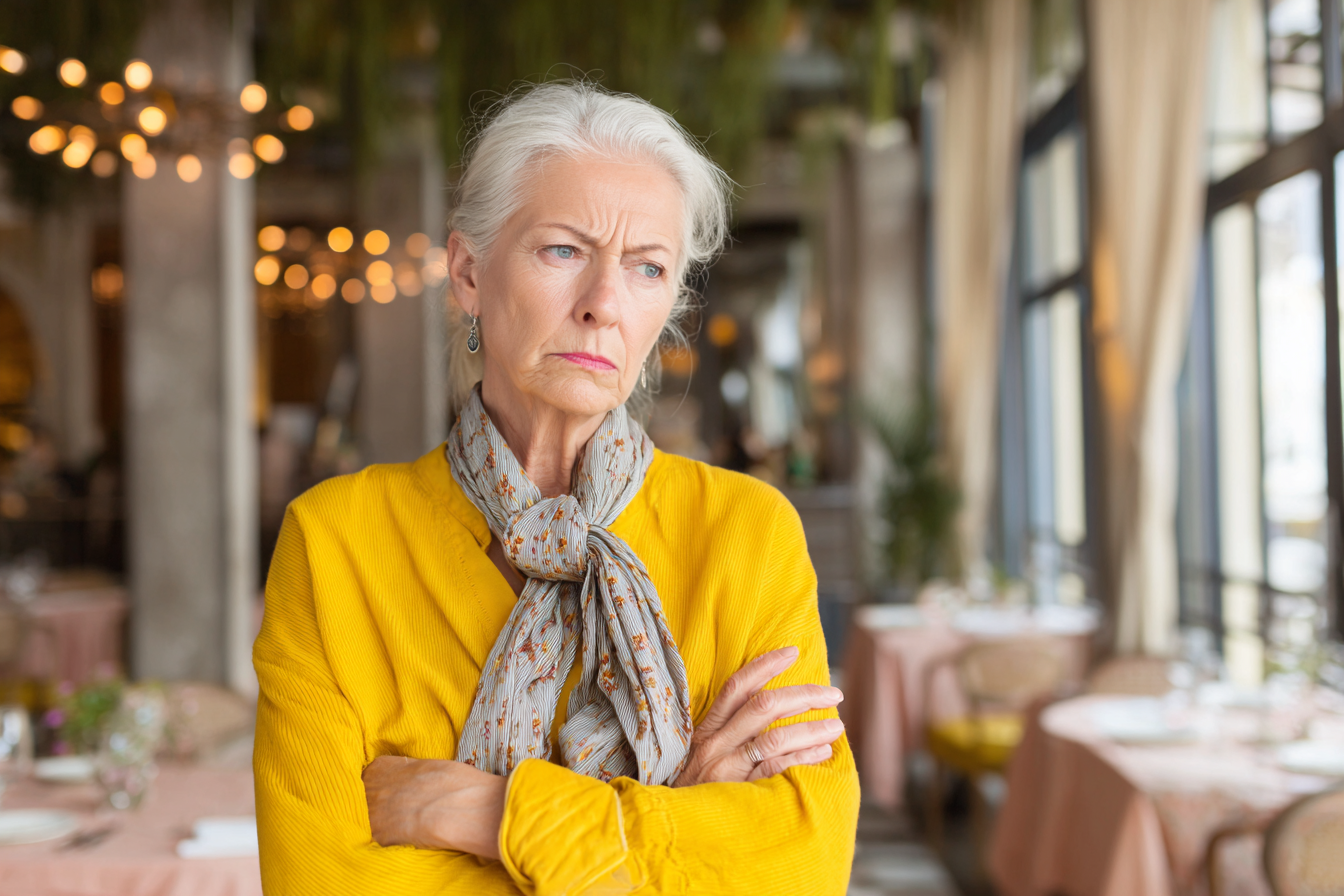Una mujer furiosa en el restaurante de un hotel | Fuente: Midjourney