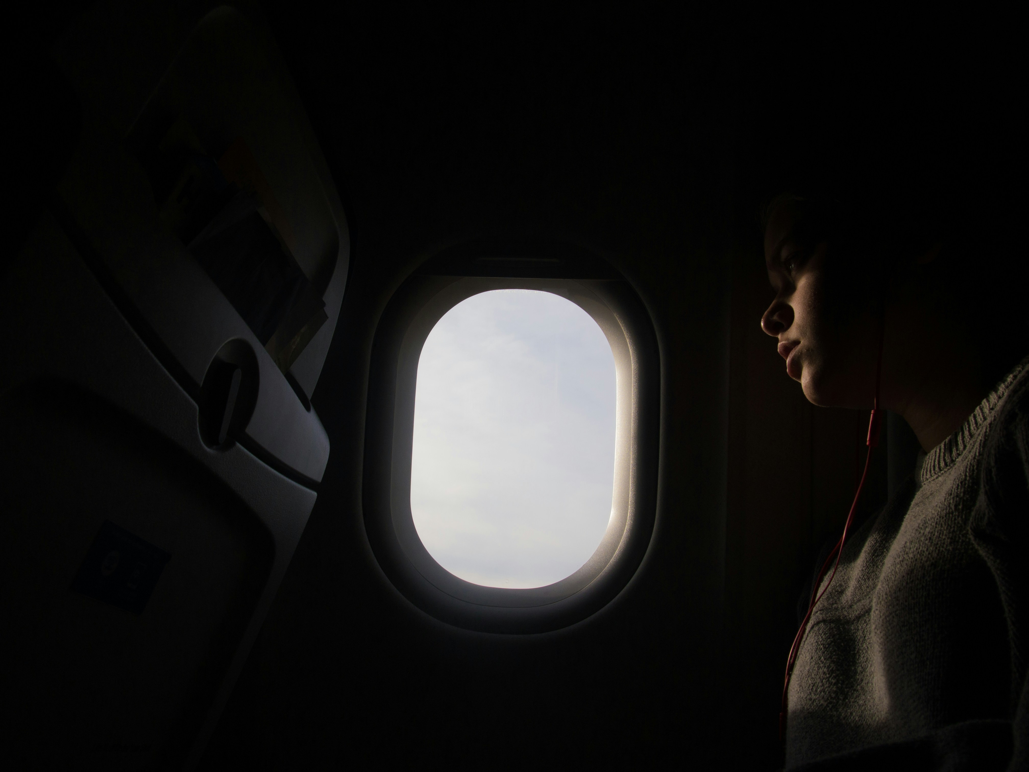 Una persona sentada en un avión | Fuente: Unsplash