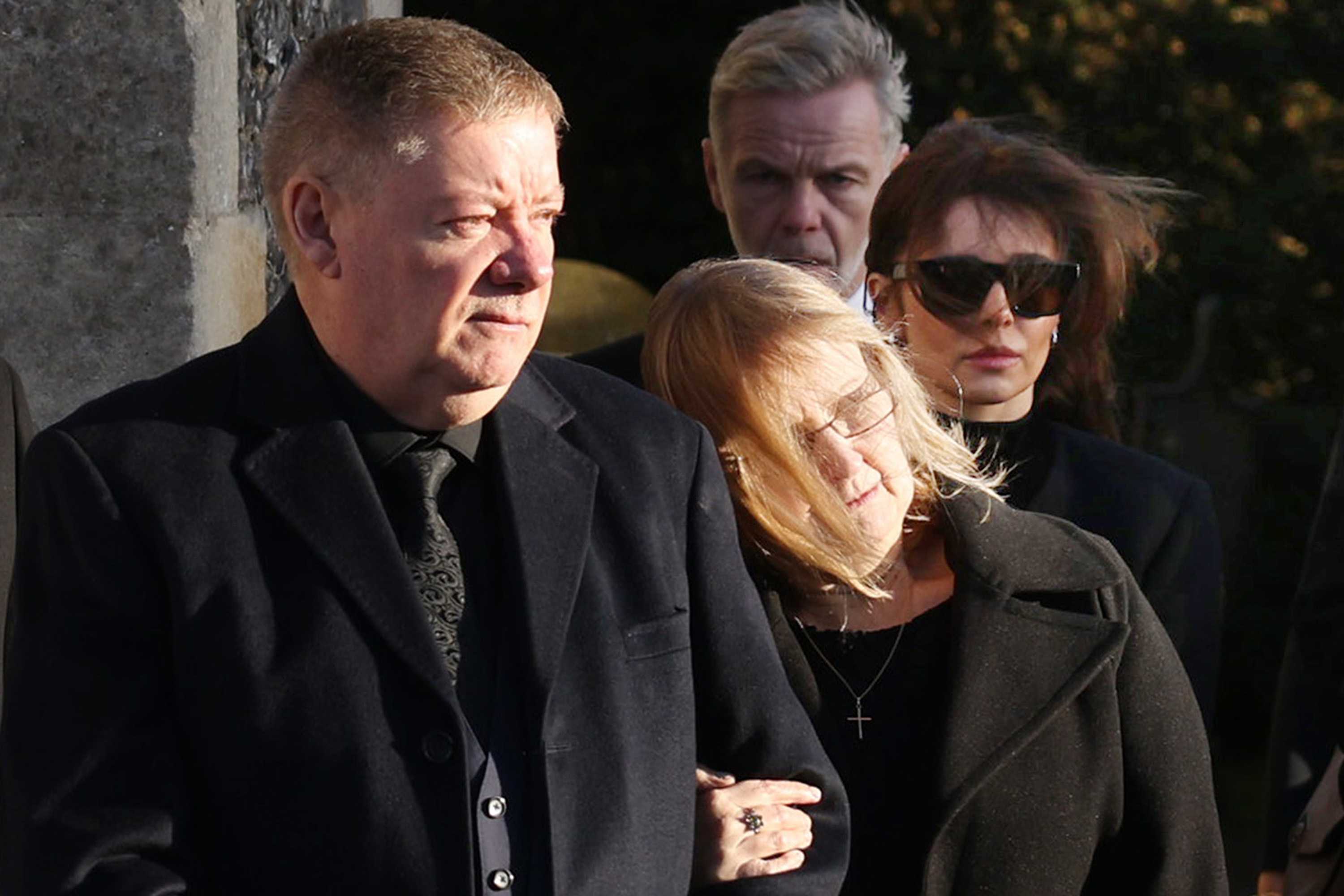 Karen y Geoff Payne en el funeral de su hijo Liam en Amersham, Reino Unido, el 20 de noviembre de 2024 | Fuente: Getty Images