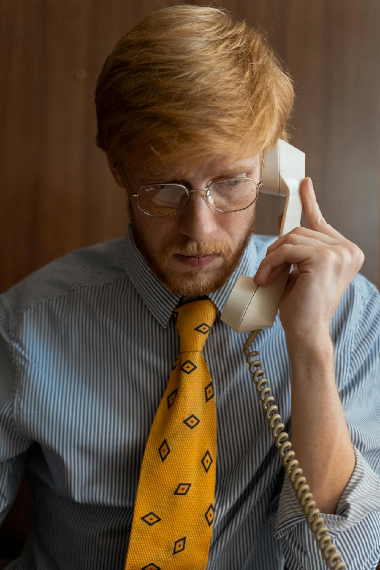 Un hombre molesto hablando por teléfono | Fuente: Pexels