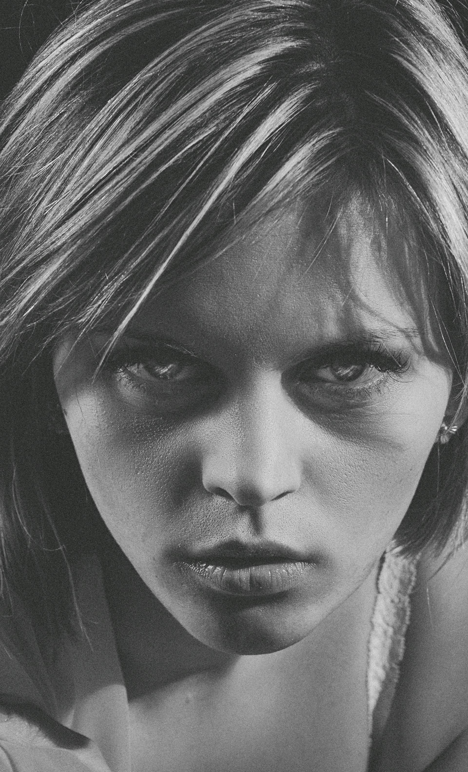 Una mujer con una mirada intensa | Fuente: Pexels