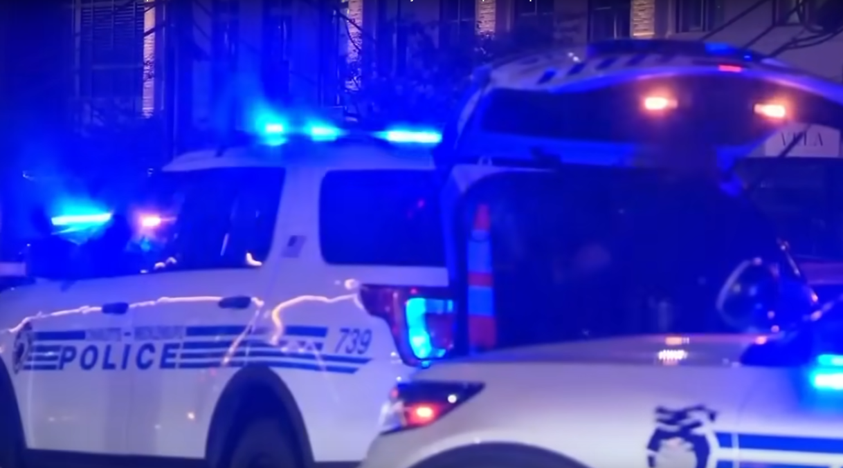 Vehículos de la policía que investigan el asesinato de Iryna Zarutska | Fuente: Univision Noticias