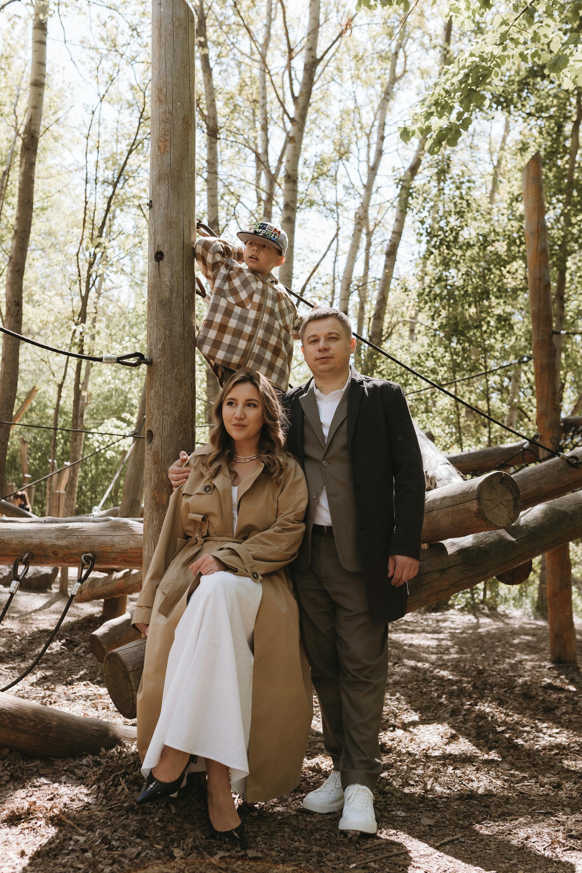 Una pareja y su hijo | Fuente: Pexels