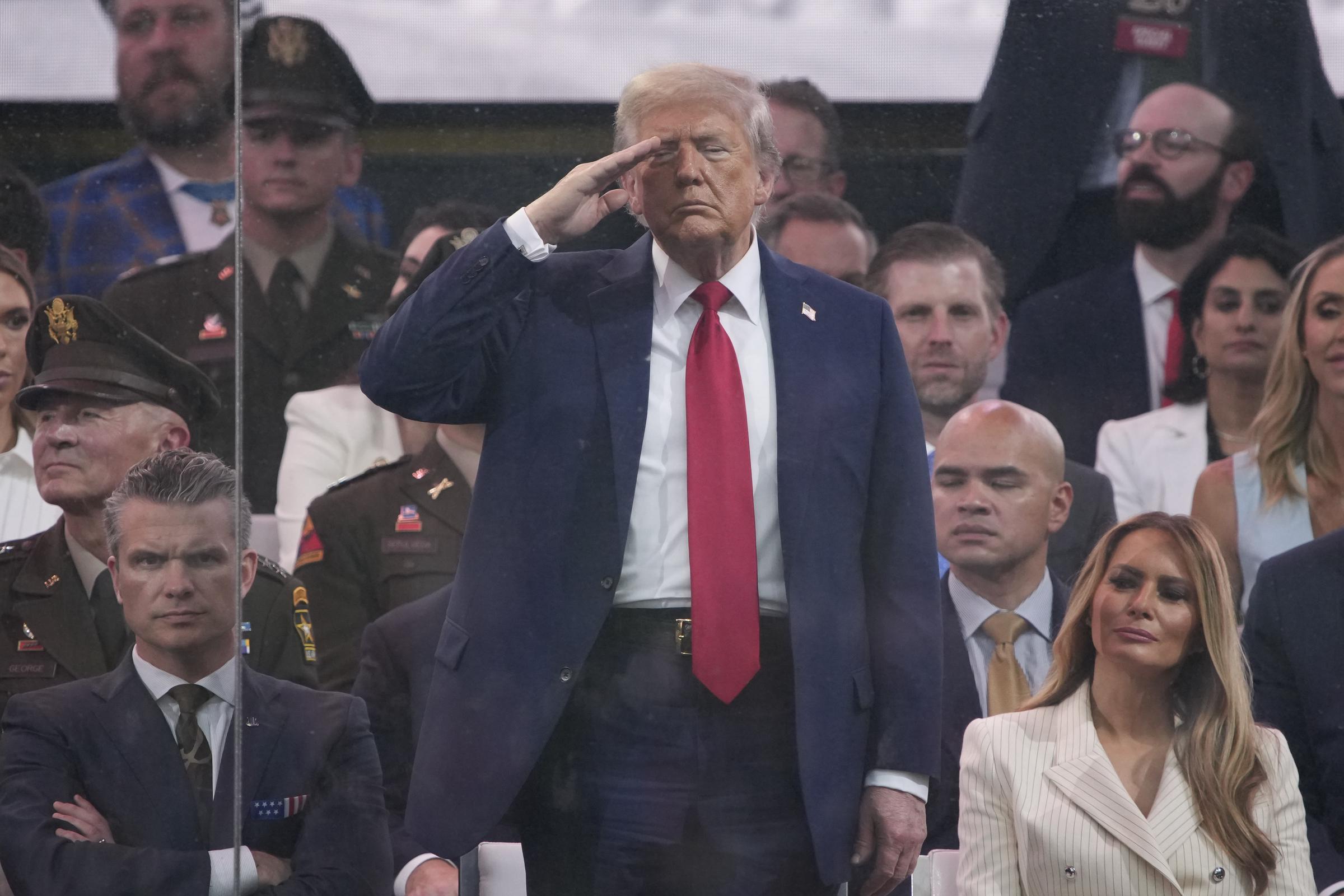 Donald Trump saluda mientras miembros del Ejército de EEUU participan en el desfile de su 250° aniversario en Washington, DC | Fuente: Getty Images