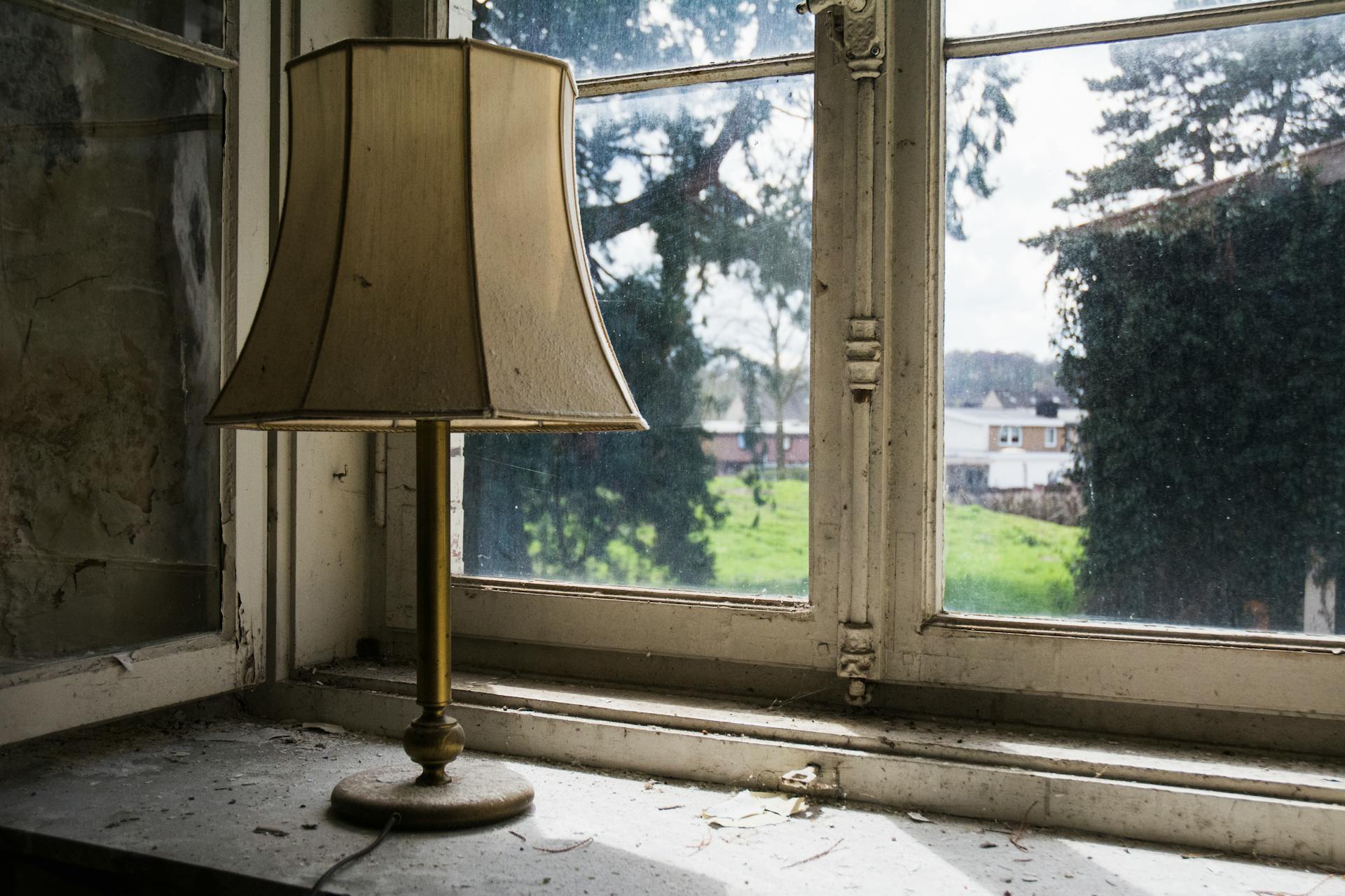 Una lámpara cerca de una ventana | Fuente: Pexels