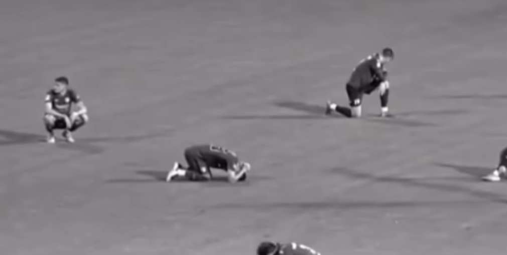 Momentos previos aLos jugadores de fútbol se arrodillaron en el campo al conocer la noticia sobre la muerte de Mladen Zizovic. | Instagram/@palcoconvirra