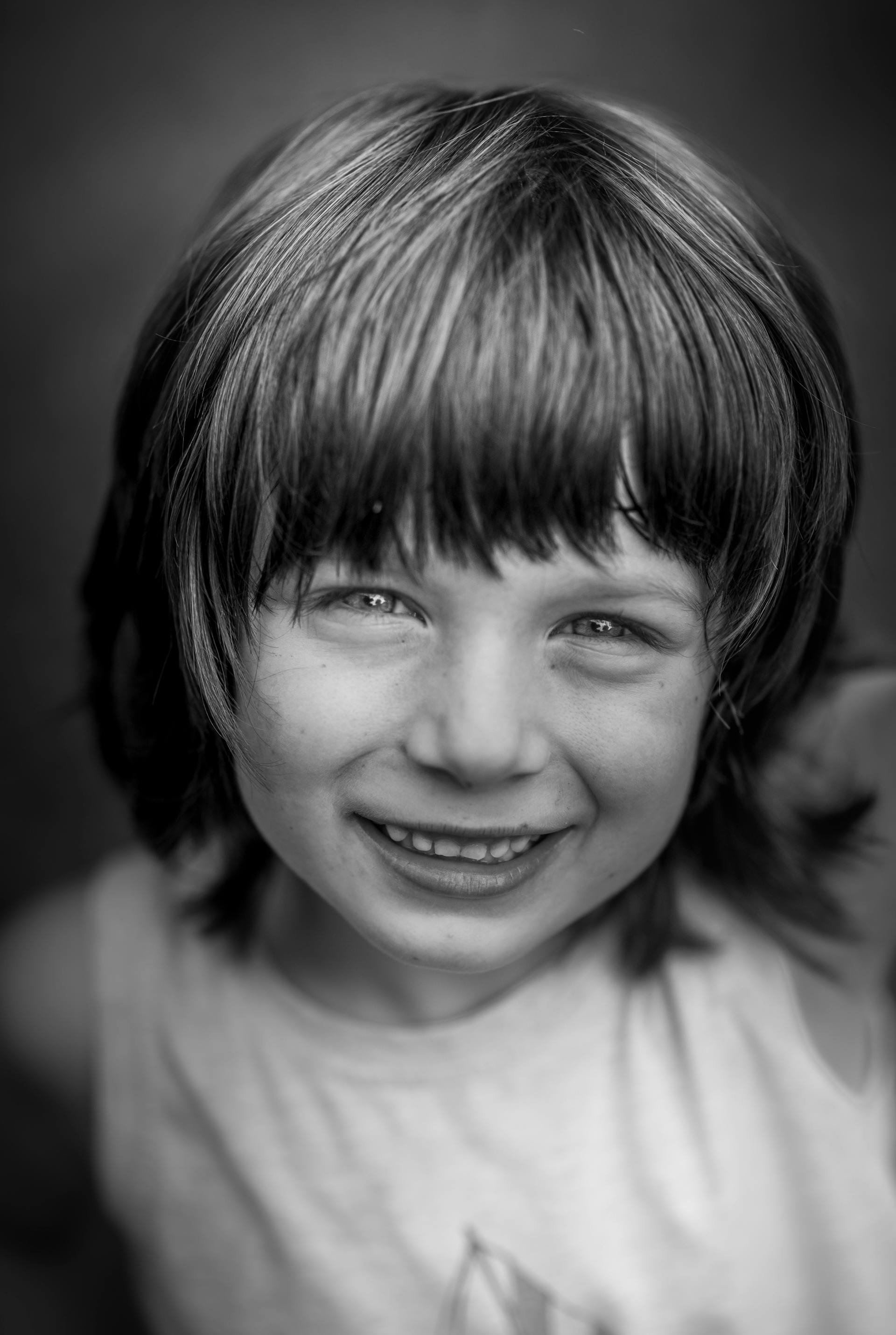 Foto en escala de grises de un niño sonriendo | Fuente: Pexels