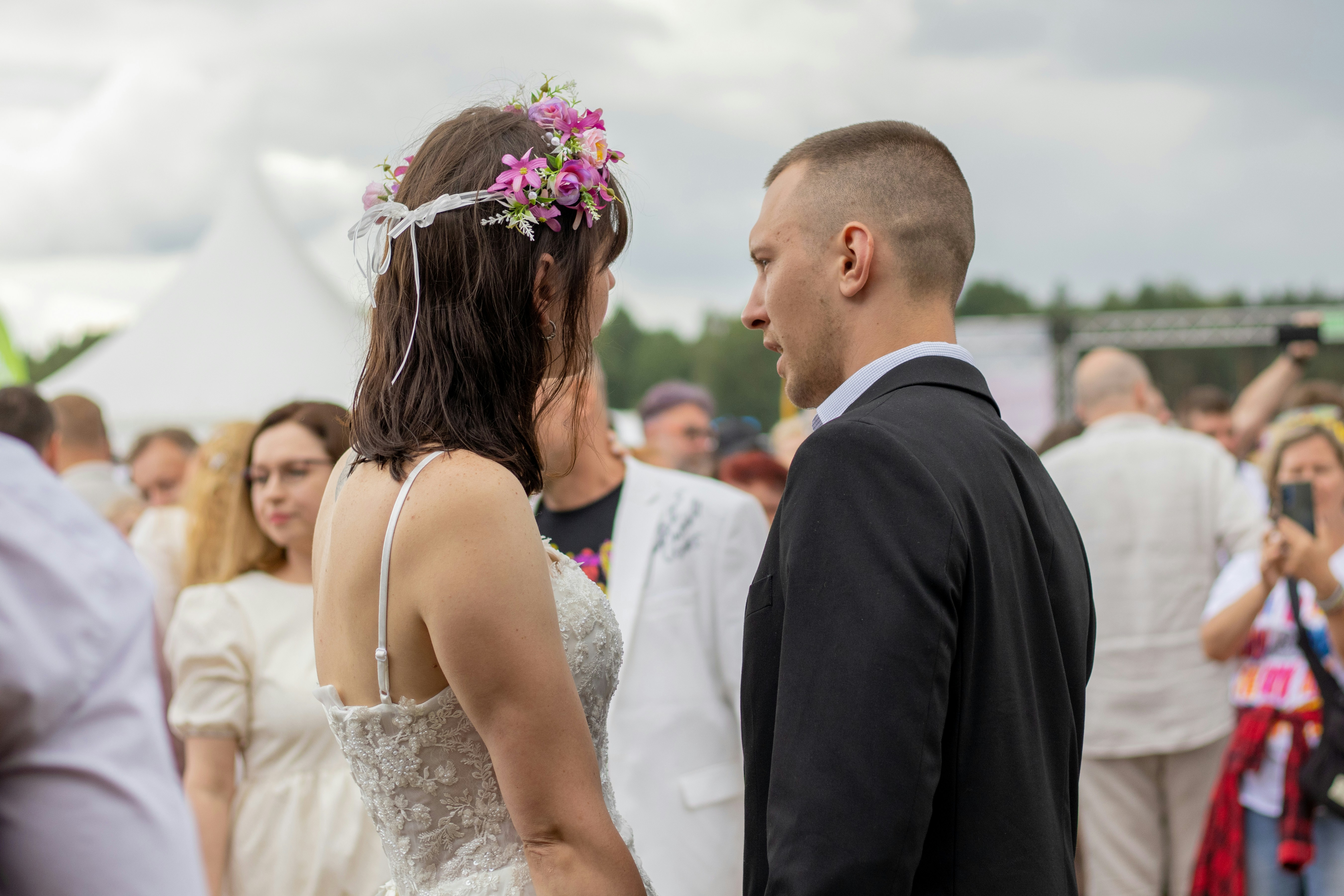 Novios mirándose | Fuente: Unsplash