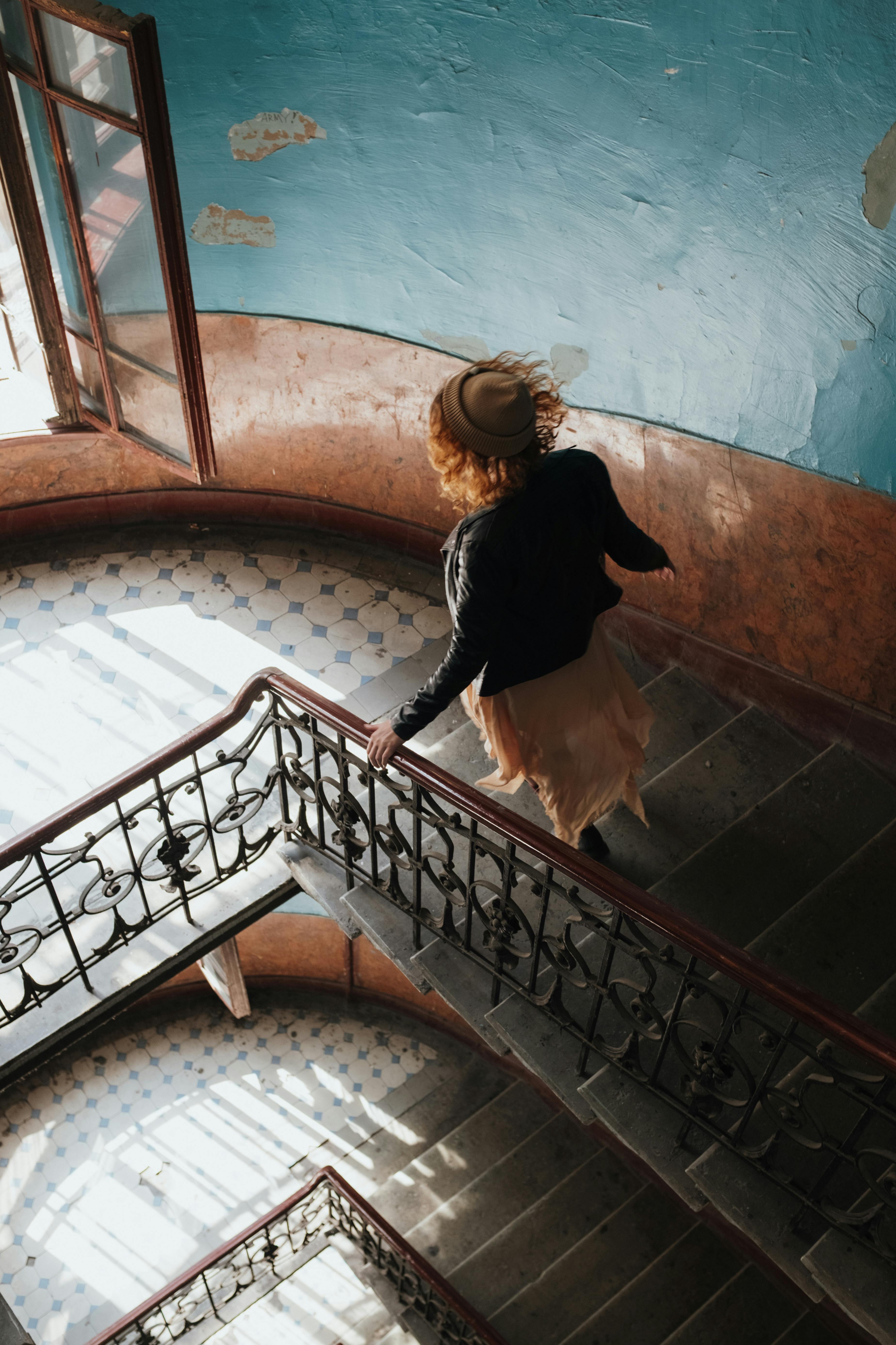 Una mujer corriendo por una escalera | Fuente: Pexels