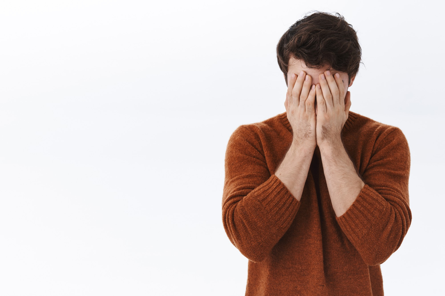 Un hombre desesperado | Fuente: Freepik