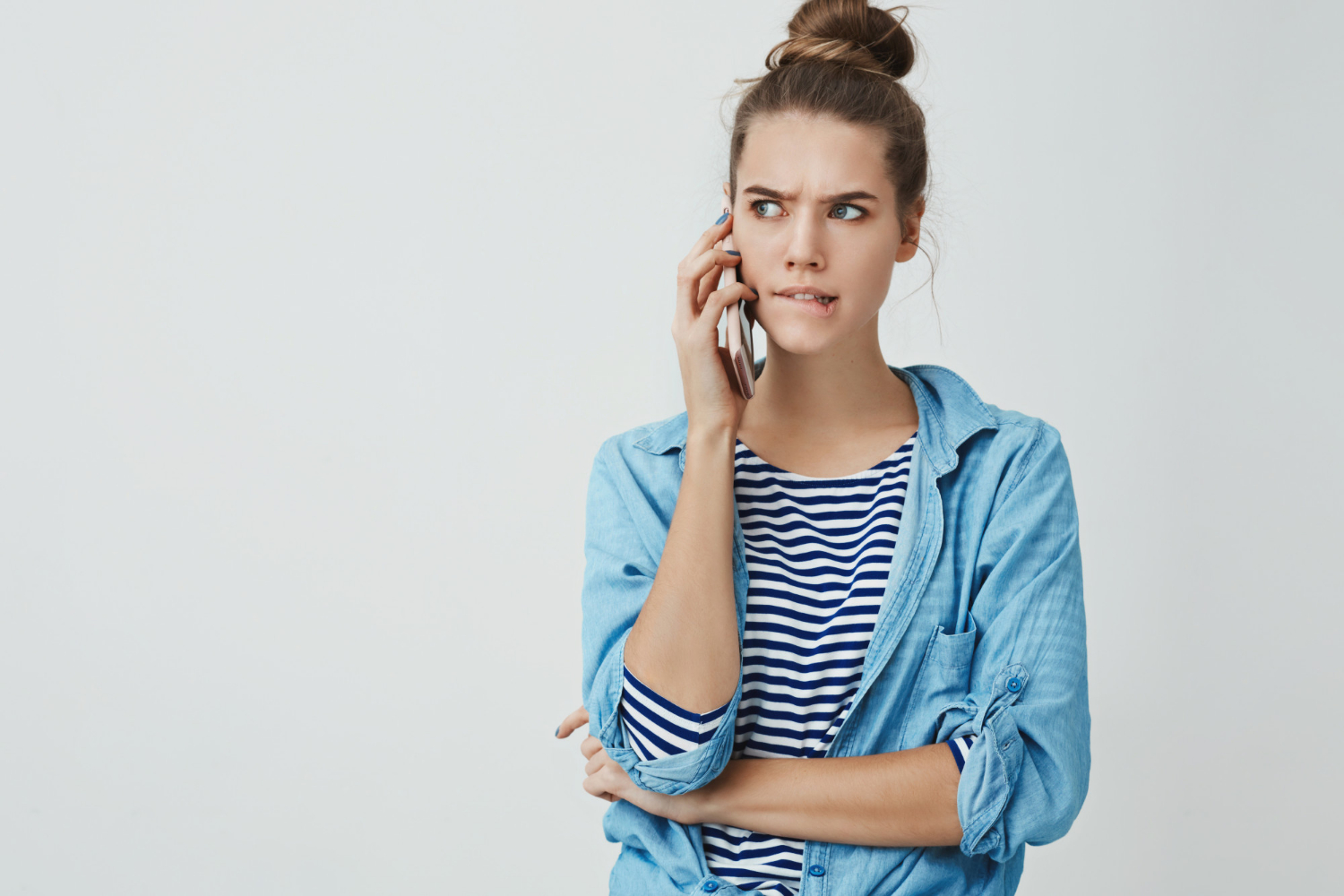 Una mujer frustrada atendiendo una llamada telefónica | Fuente: Freepik
