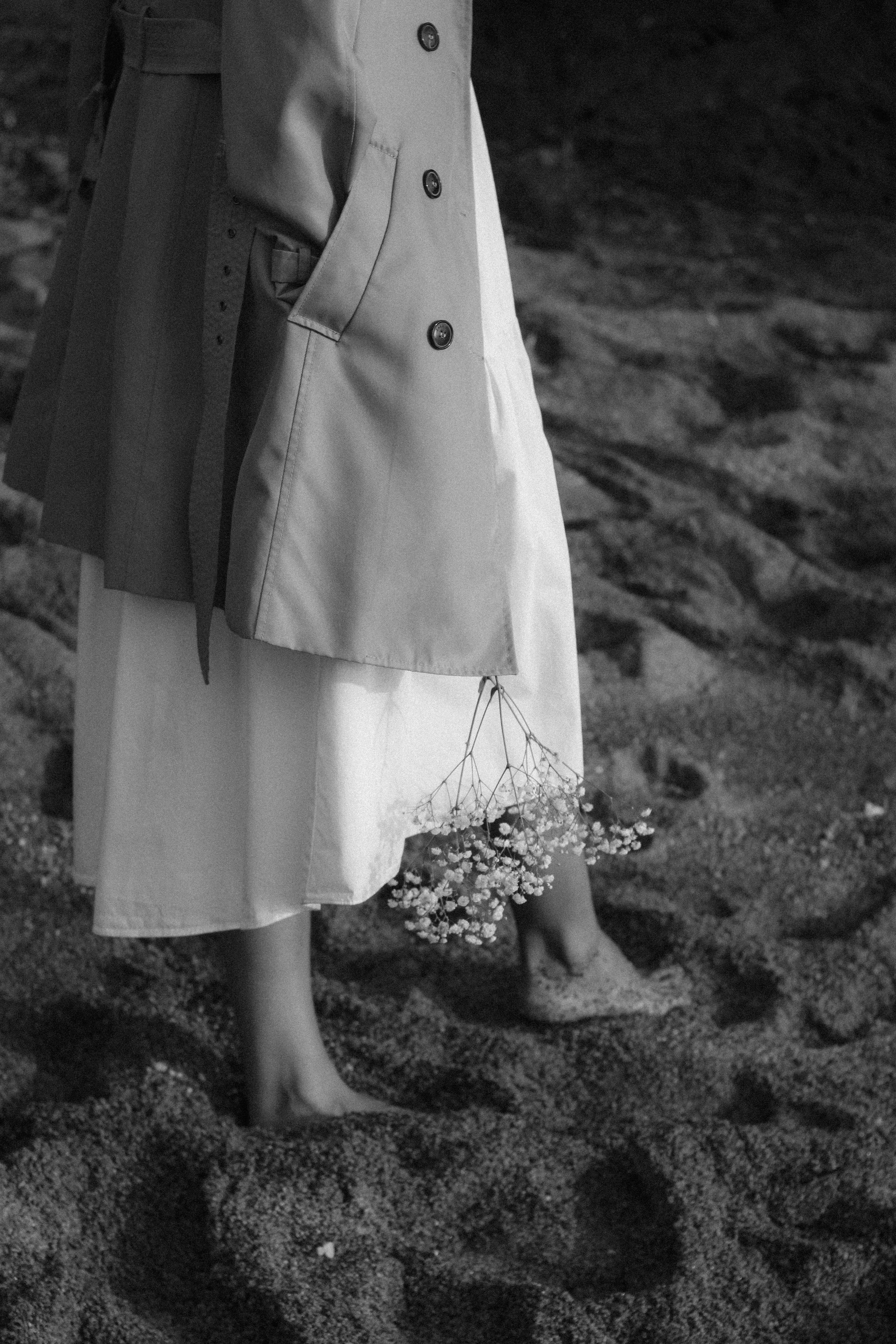 Una mujer paseando por la playa | Fuente: Pexels