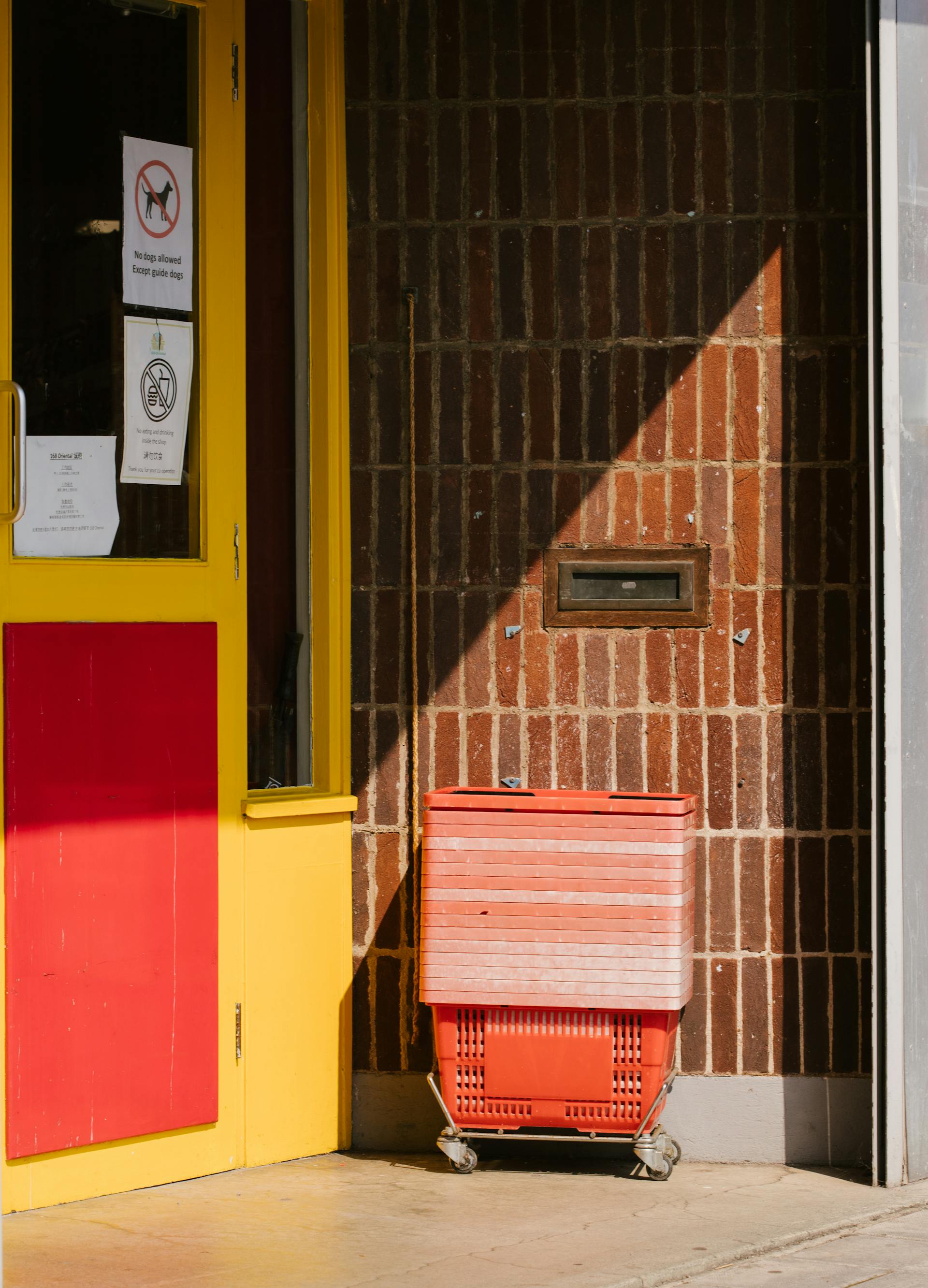 La entrada de un supermercado | Fuente: Pexels