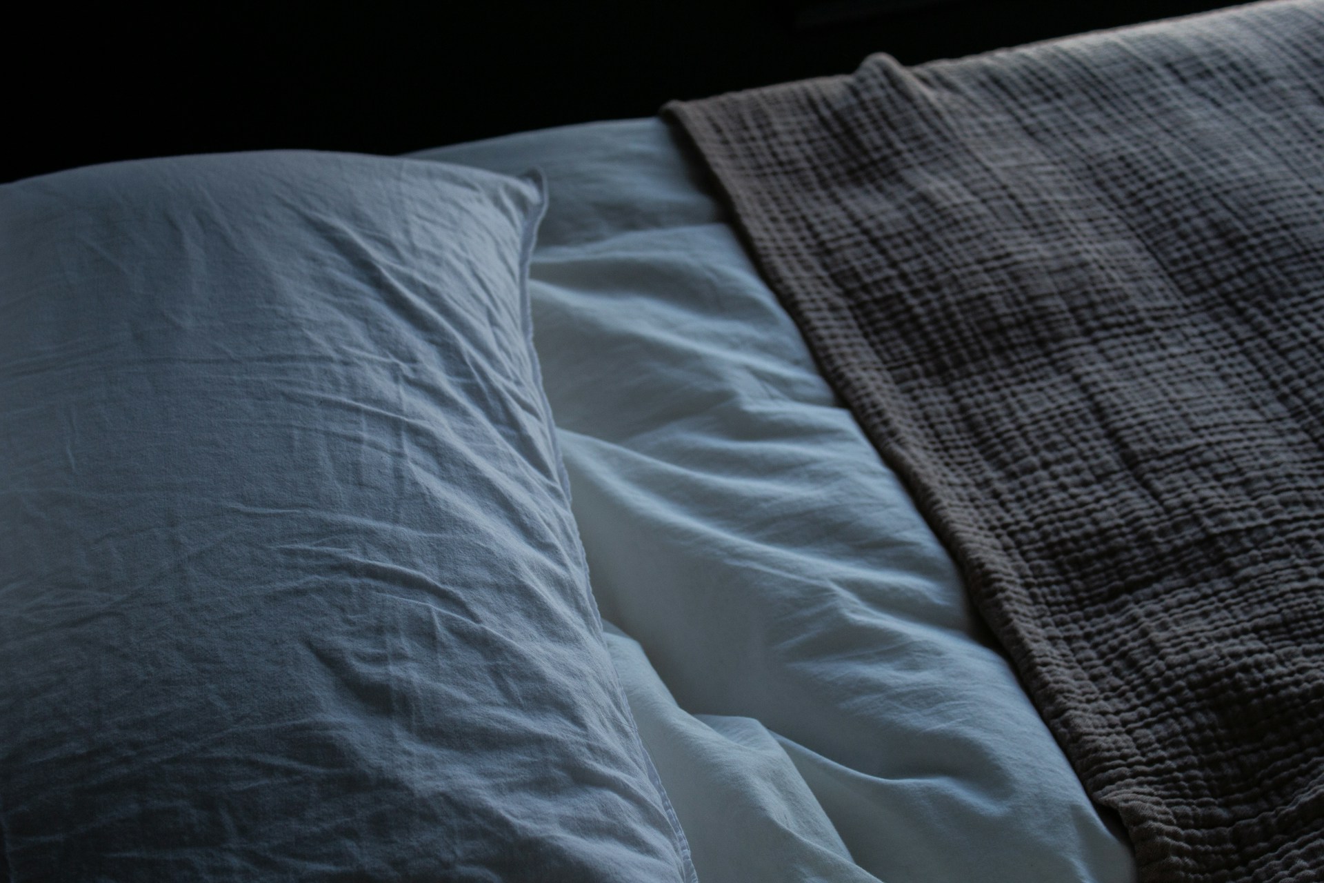 Un lado vacío de la cama | Fuente: Unsplash