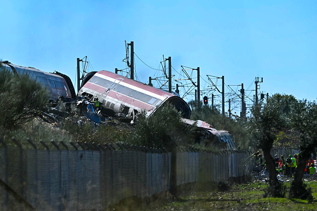 Se observa a equipos de rescate en el lugar de una colisión ferroviaria entre un tren de alta velocidad AVE de Renfe y un tren de Iryo, ocurrida a unos 150 km al sur de Madrid, entre Urda y Los Yébenes, en la provincia de Toledo, el 28 de octubre de 2026. | Fuente: Getty Images