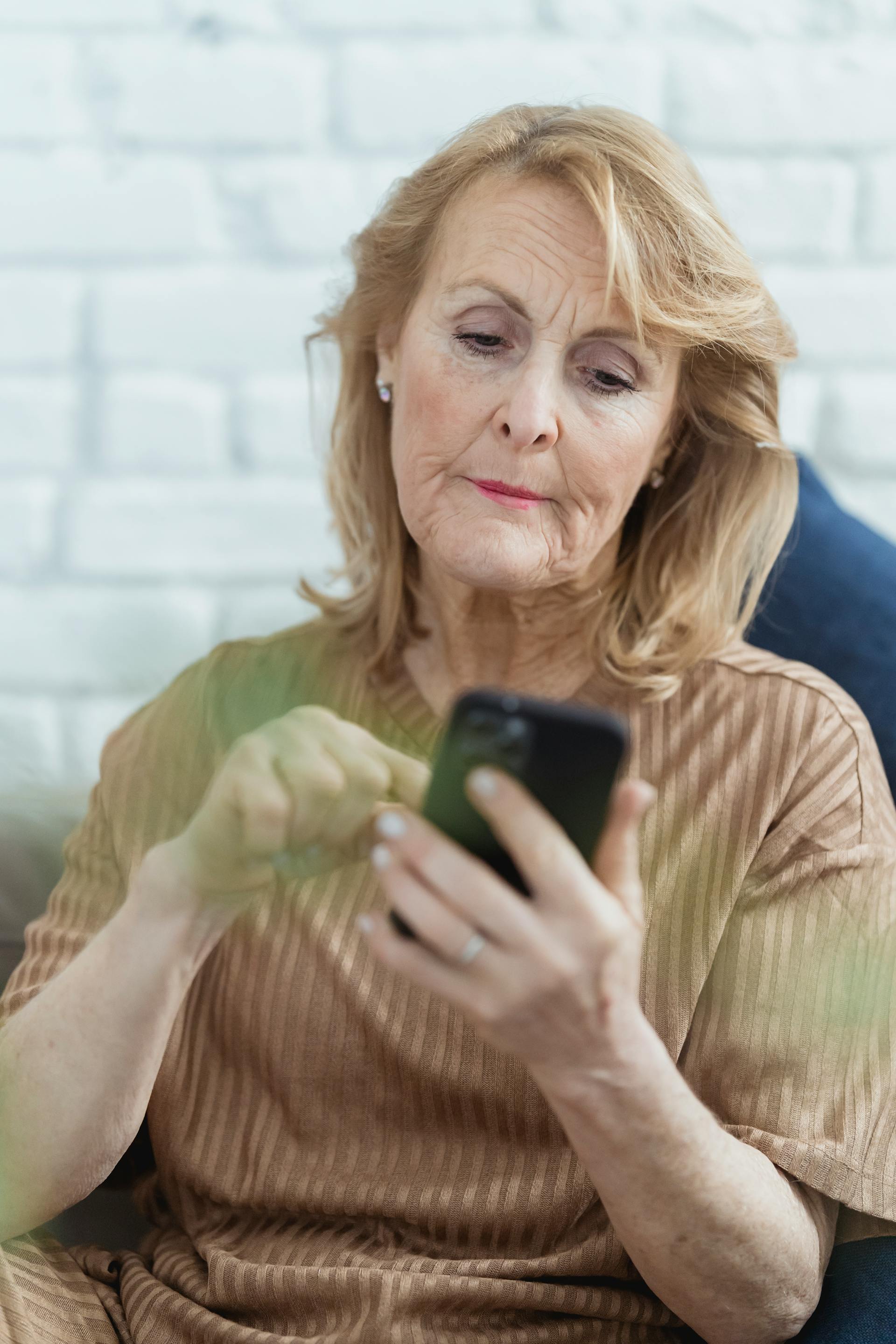 Una mujer usando su teléfono | Fuente: Pexels