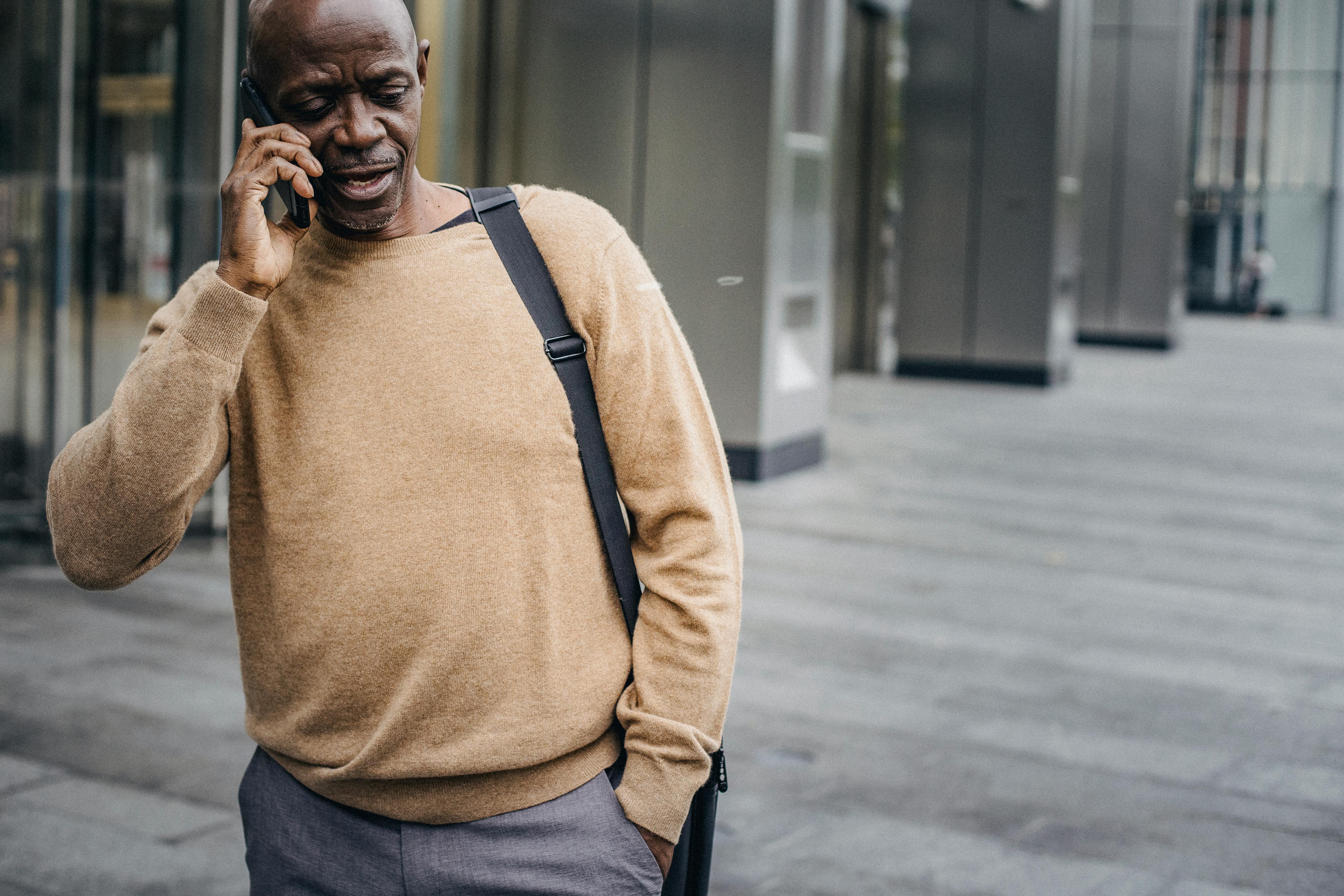 Un hombre en una llamada | Fuente: Pexels