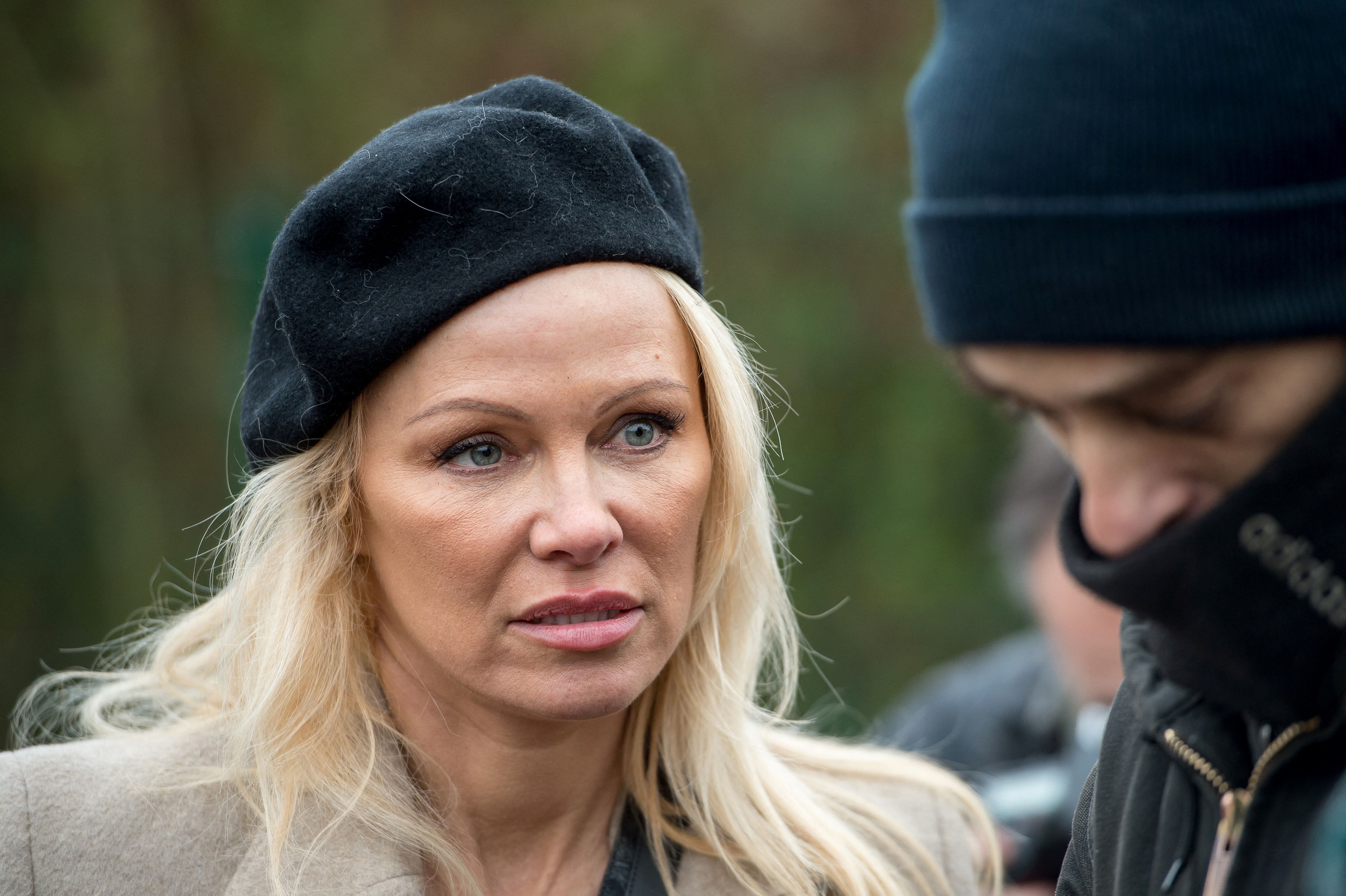 Pamela Anderson en el campo de migrantes y refugiados de Grande-Synthe, norte de Francia, el 25 de enero de 2017 | Fuente: Getty Images