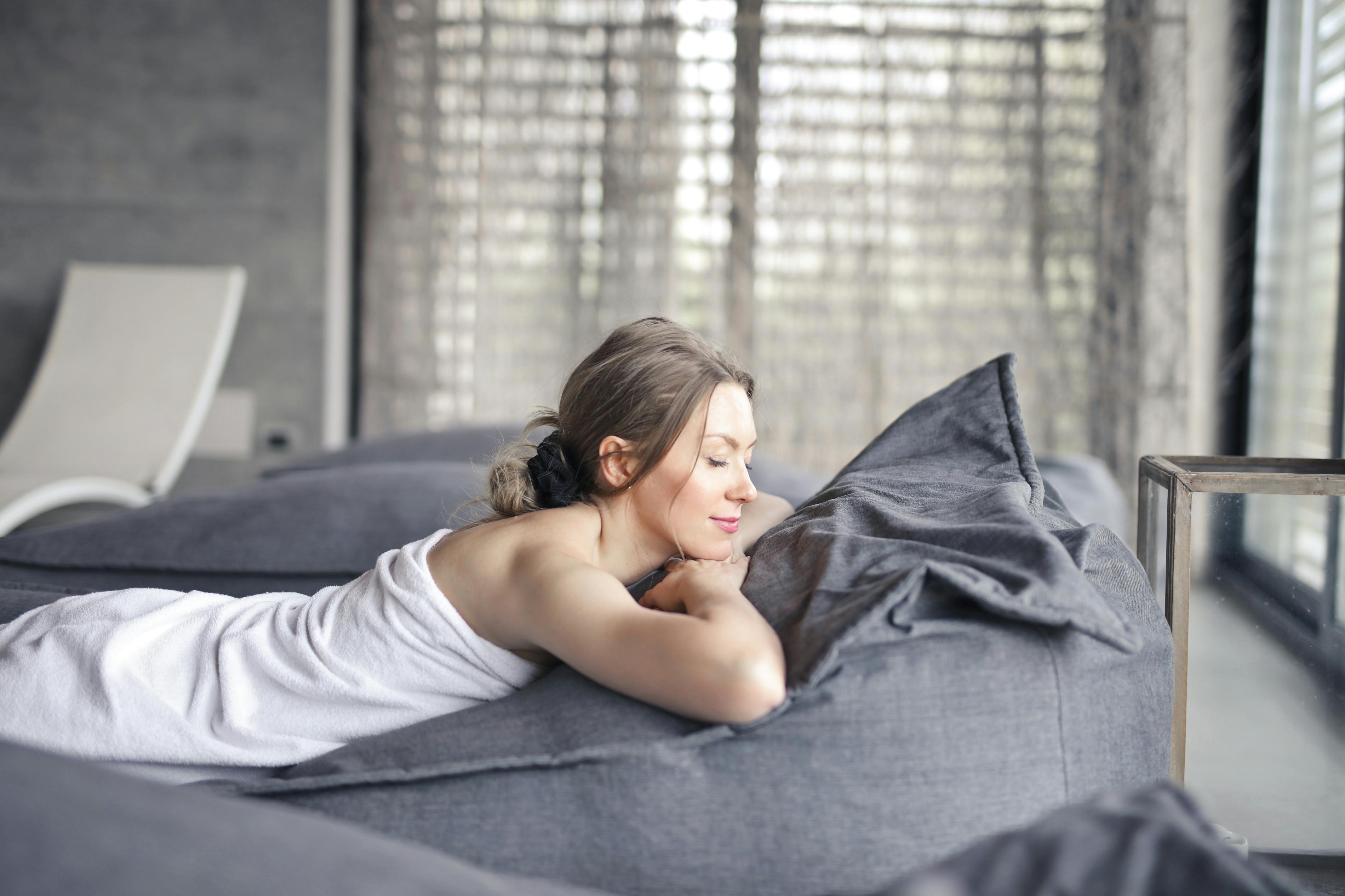 Una mujer relajada en un tratamiento de spa | Fuente: Pexels