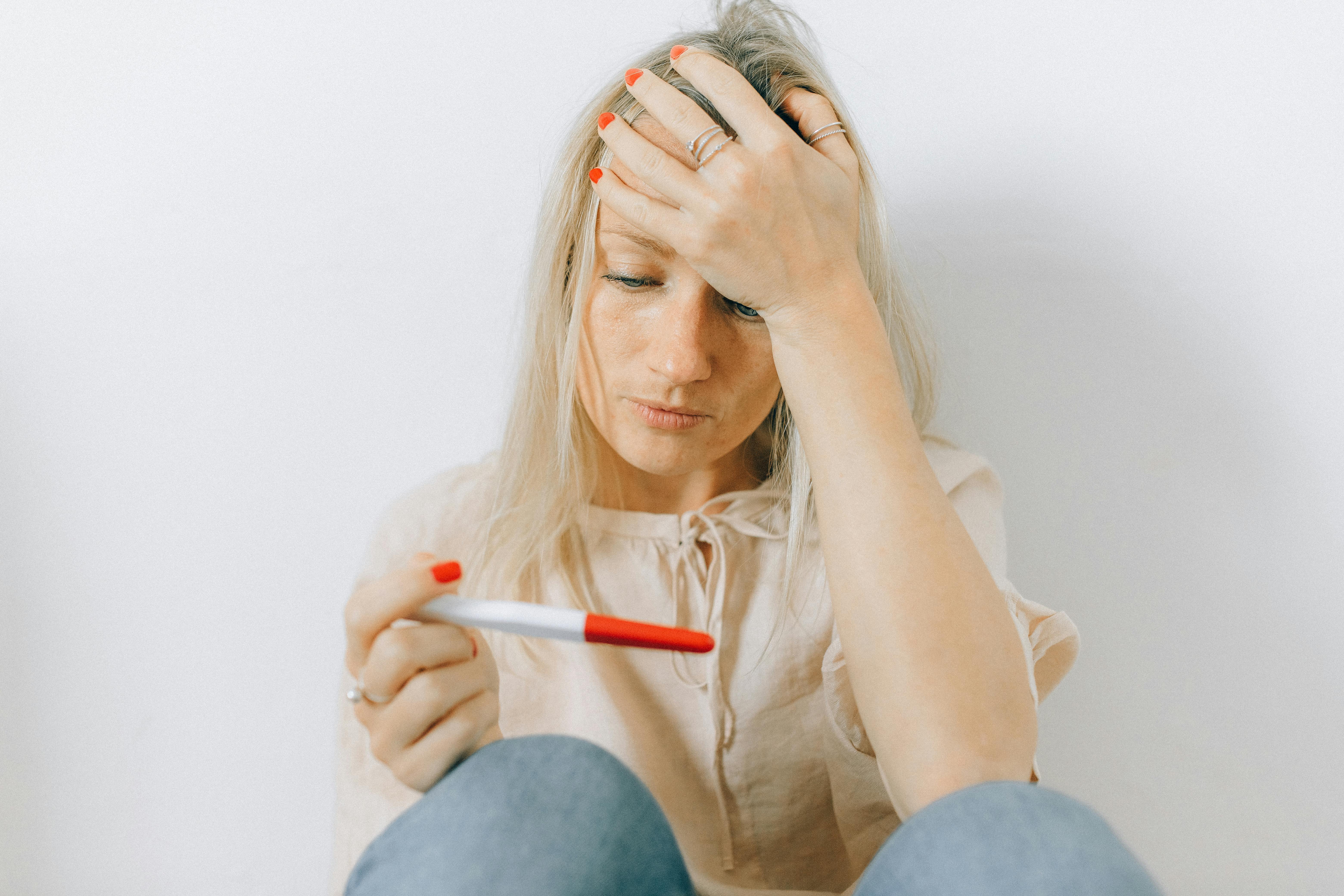 Una mujer sosteniendo una prueba de embarazo | Fuente: Pexels