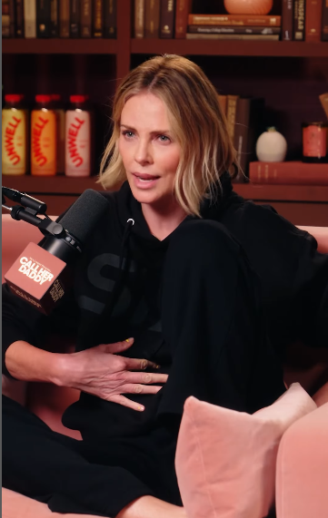 Charlize Theron en el adelanto del episodio del pódcast "Call Her Daddy", fechado el 1 de julio de 2025 | Fuente: Instagram/callherdaddy