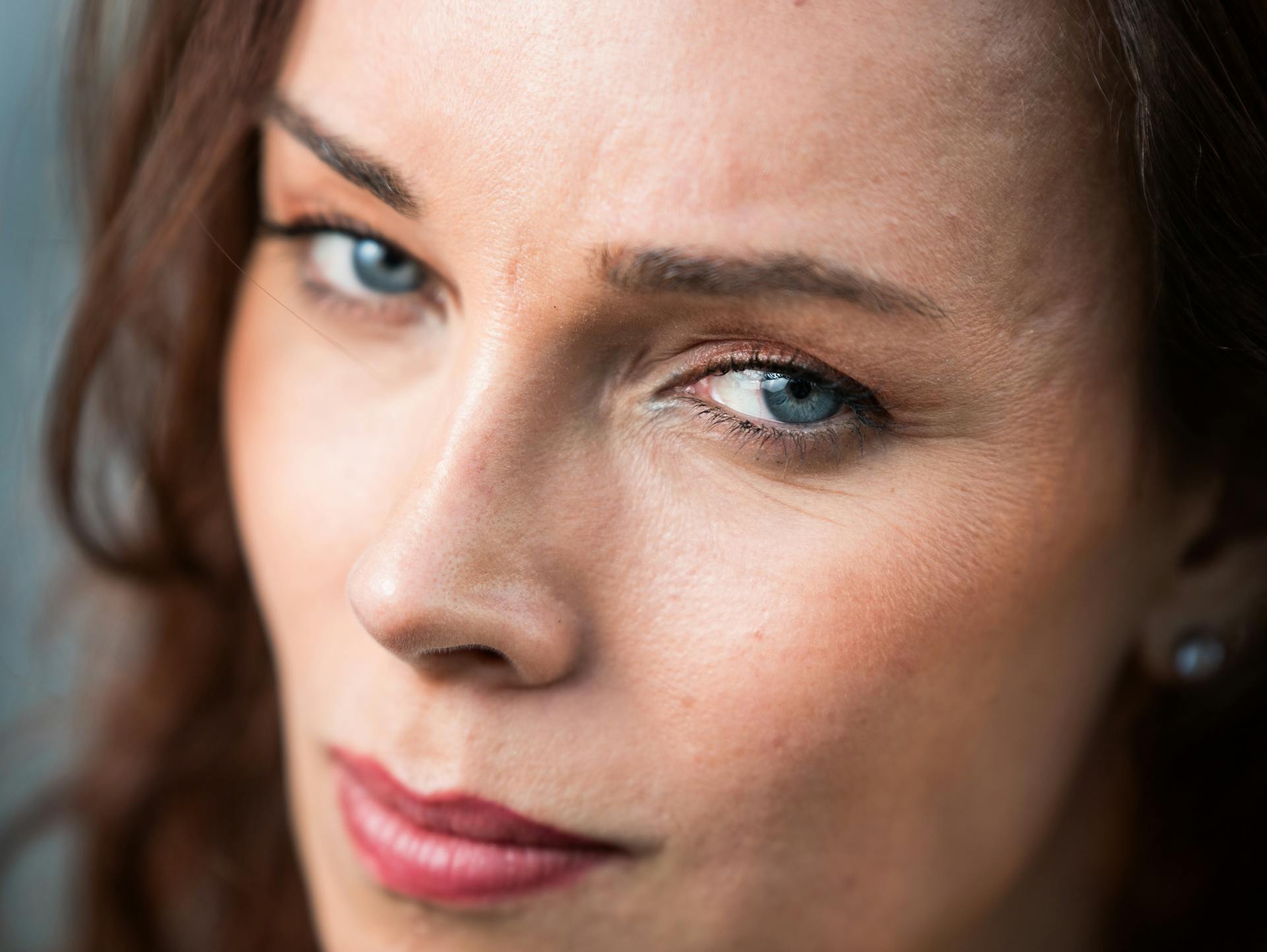 Una mujer con una mirada condescendiente | Fuente: Pexels