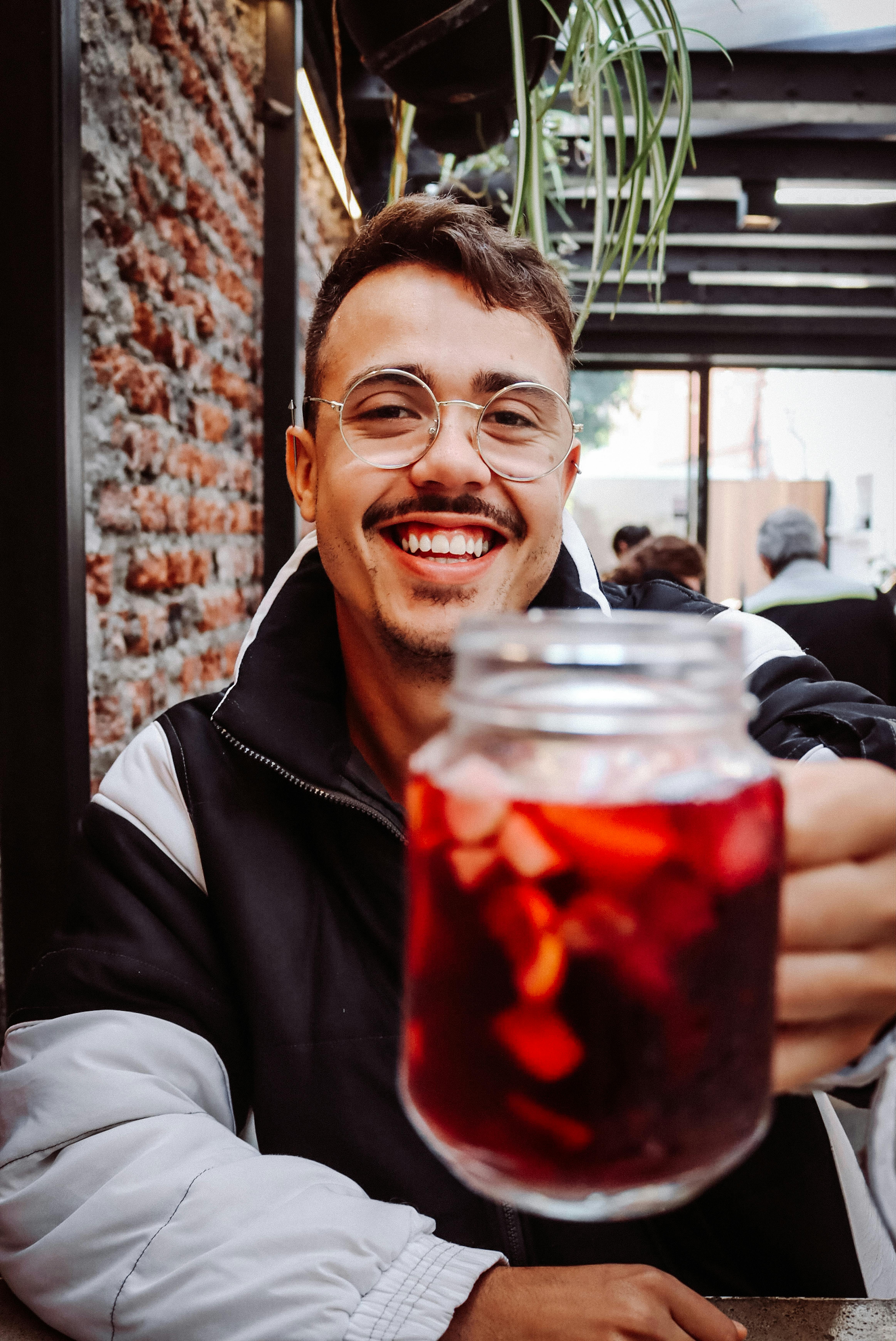 Un hombre sujetando un tarro | Fuente: Pexels