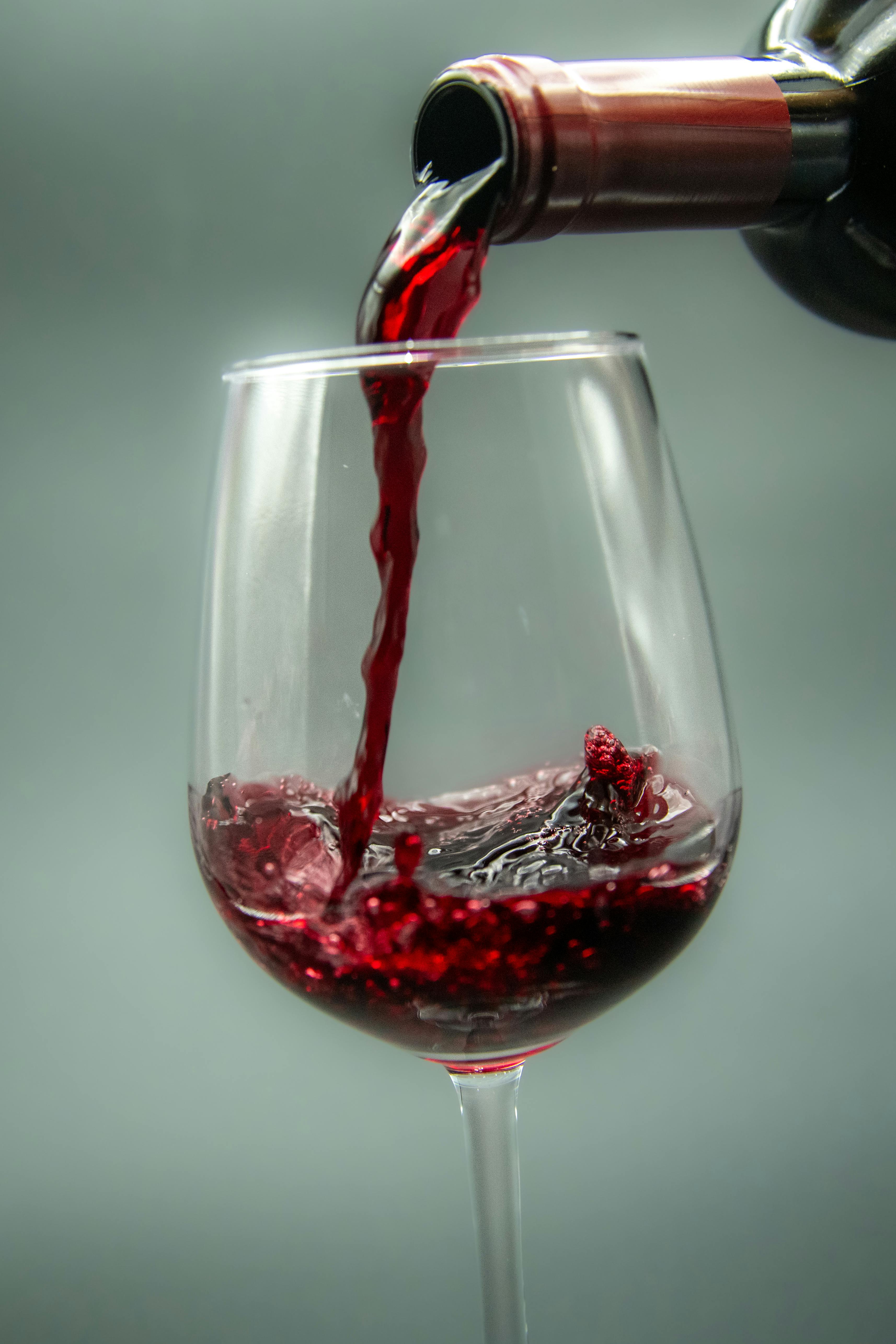 Vino tinto siendo vertido | Fuente: Pexels