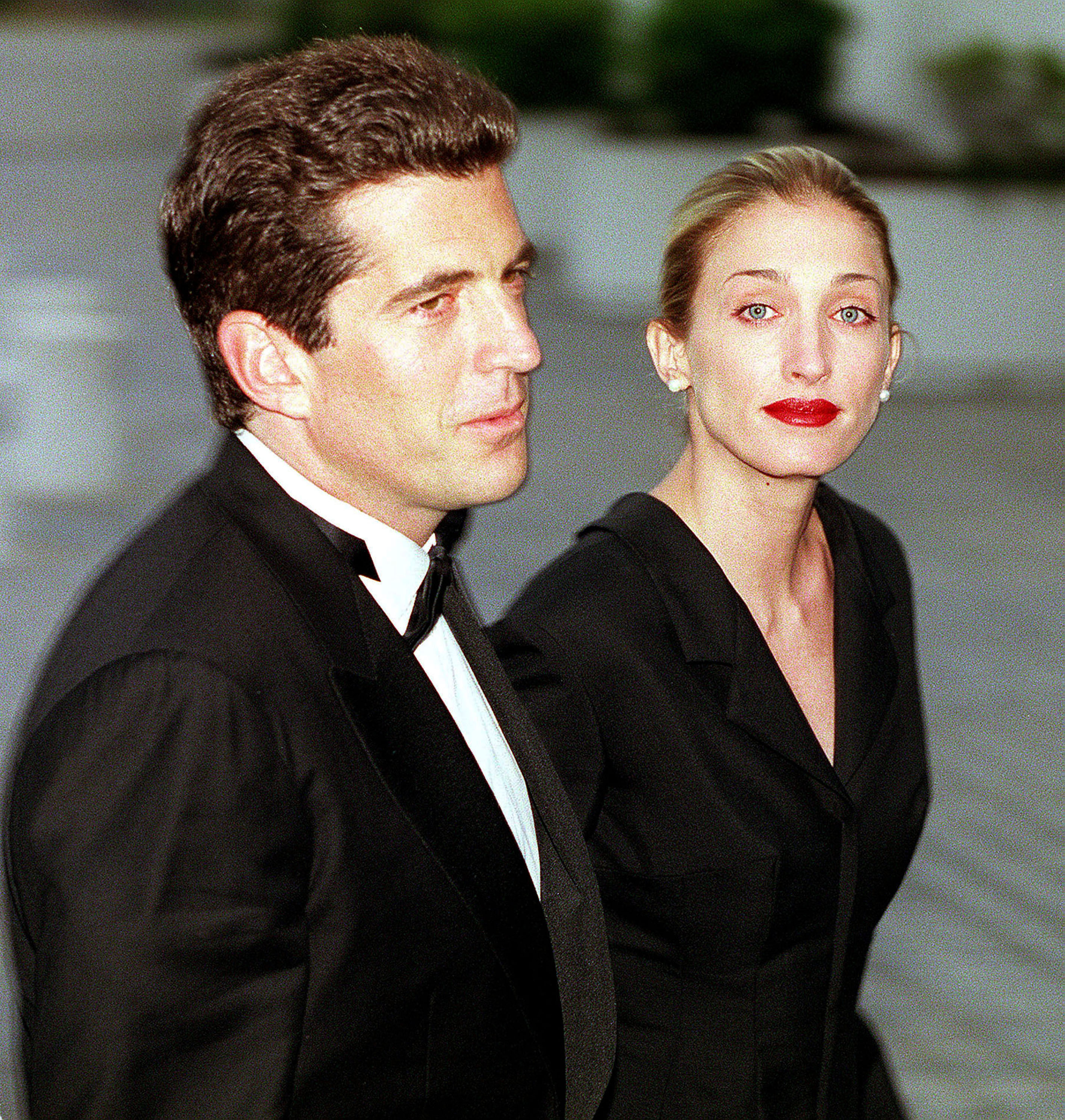John F. Kennedy Jr. y Carolyn Bessette en la cena anual de la Fundación de la Biblioteca John F. Kennedy y los Premios Perfiles de Coraje, el 23 de mayo de 1999, en la Biblioteca Kennedy de Boston, Massachusetts | Fuente: Getty Images