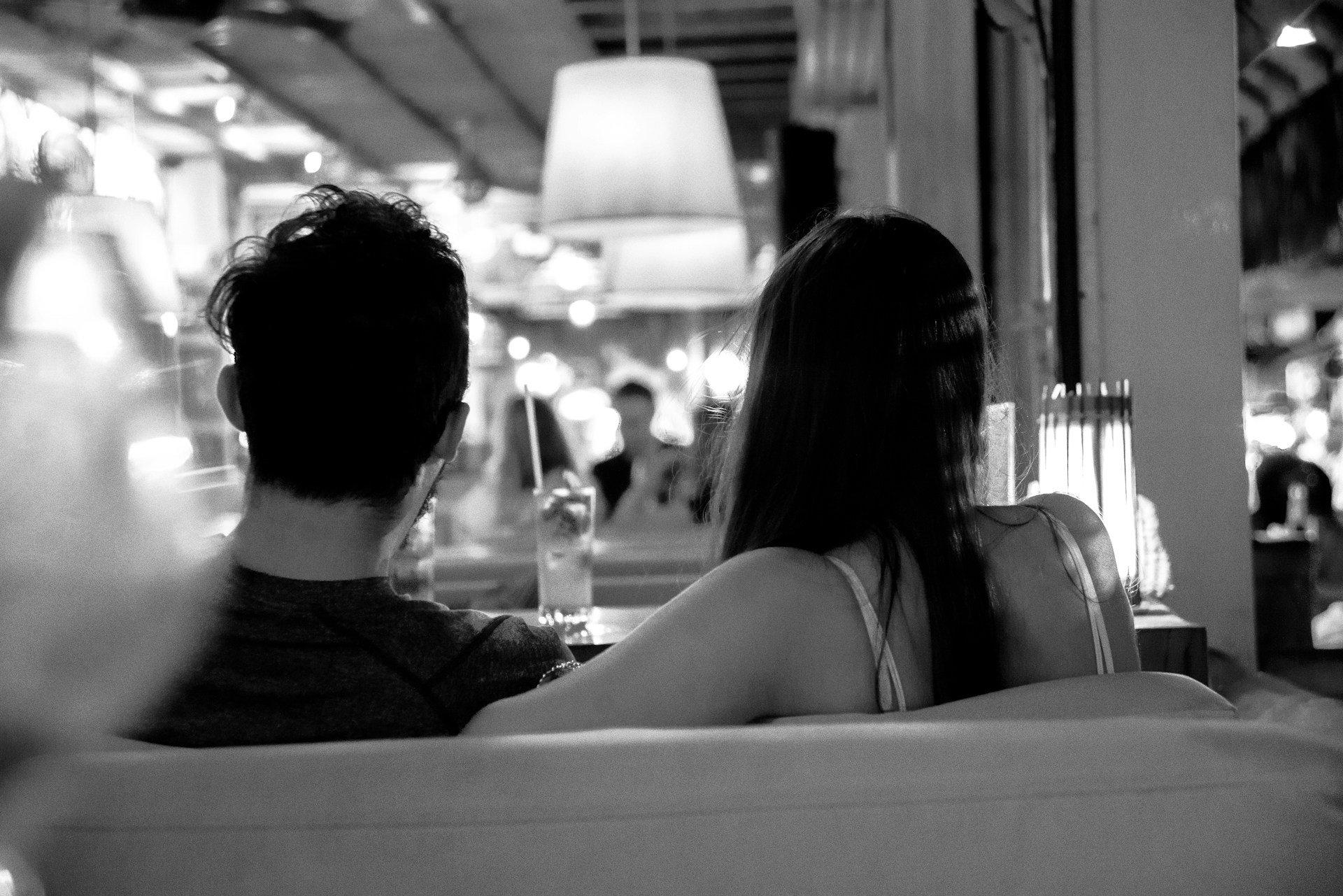 Fotografía en escala de grises de una pareja en un restaurante | Fuente: Unsplash